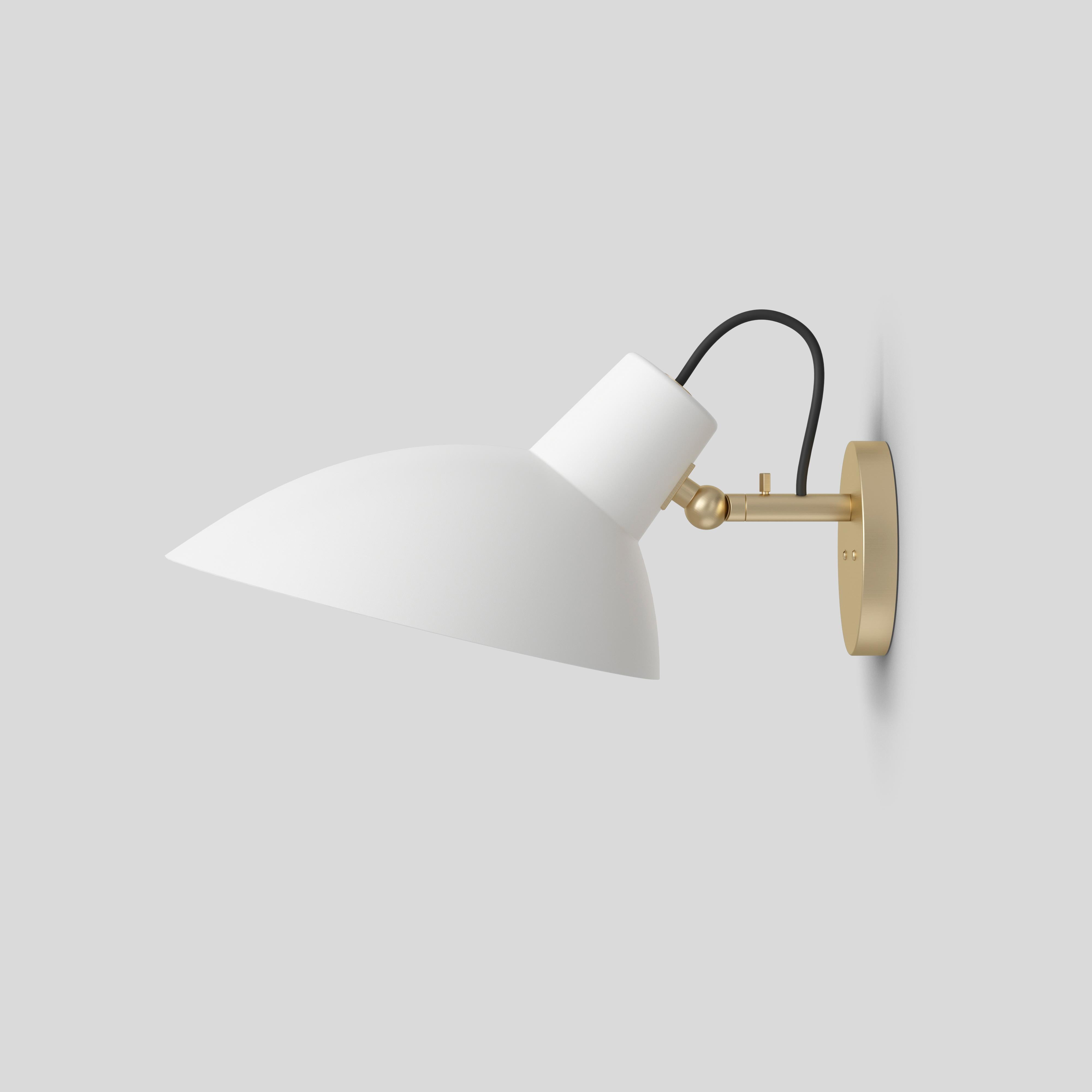 VV Cinquanta wall
Design by Vittoriano Viganò
This version is with white lacquered reflector and brass mount.

The VV Cinquanta features an elegant and versatile posable direct light source that can swivel and tilt. The Wall model is mounted on