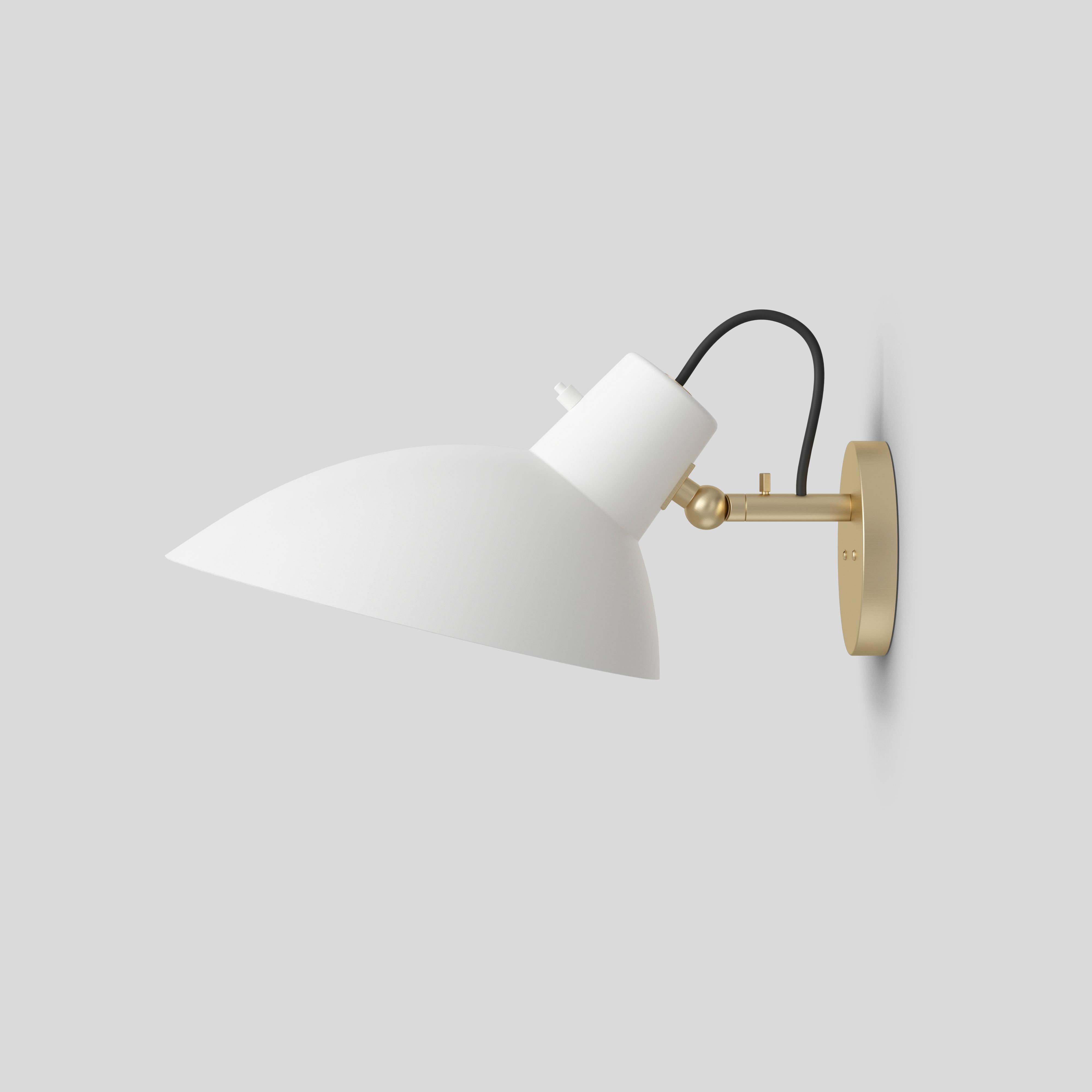 VV Cinquanta wall.
Design by Vittoriano Viganò.
This version is with white lacquered reflector and brass mount, Including Switch.

The VV Cinquanta features an elegant and versatile possible direct light source that can swivel and tilt. The Wall
