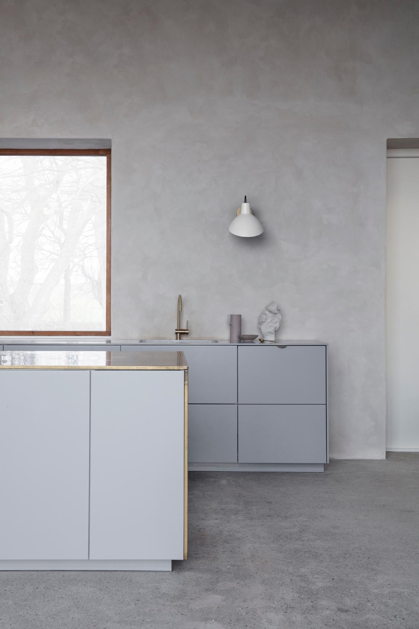 Mid-Century moderno VV Cinquanta Design da parete in bianco e ottone di Vittoriano Viganò per Astep in vendita
