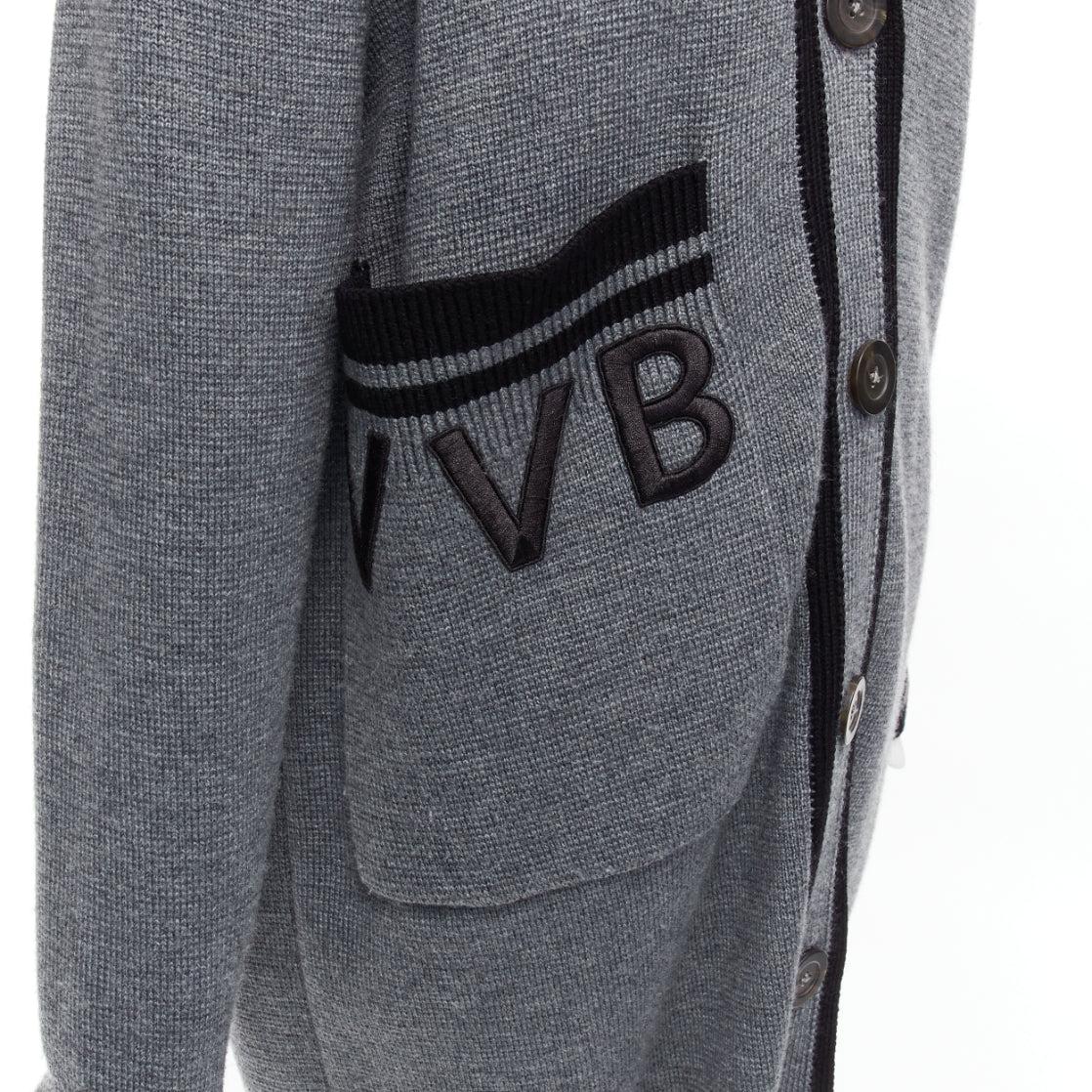 VVB VICTORIA BECKHAM 2017 Runway grey wool logo oversized cardigan UK2 XXS
Reference: DYTG/A00051
Brand: VVB Victoria Beckham
Designer: Victoria Beckham
Material: Wool
Color: Black, Grey
Pattern: Solid
Closure: Button
Extra Details: VVB logo at