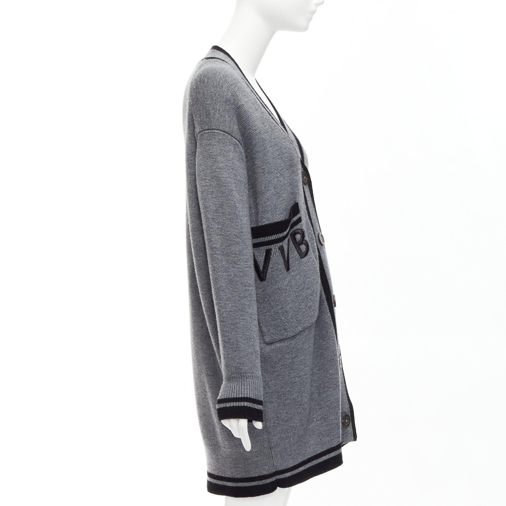 VVB VICTORIA BECKHAM 2017 Laufsteg Graue übergroße Strickjacke aus Wolle mit Logo in Übergröße UK2 XXS im Angebot 1