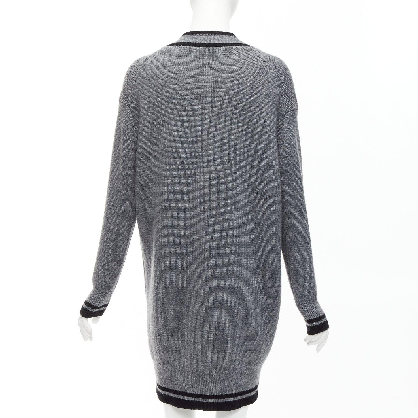 VVB VICTORIA BECKHAM 2017 Laufsteg Graue übergroße Strickjacke aus Wolle mit Logo in Übergröße UK2 XXS im Angebot 2