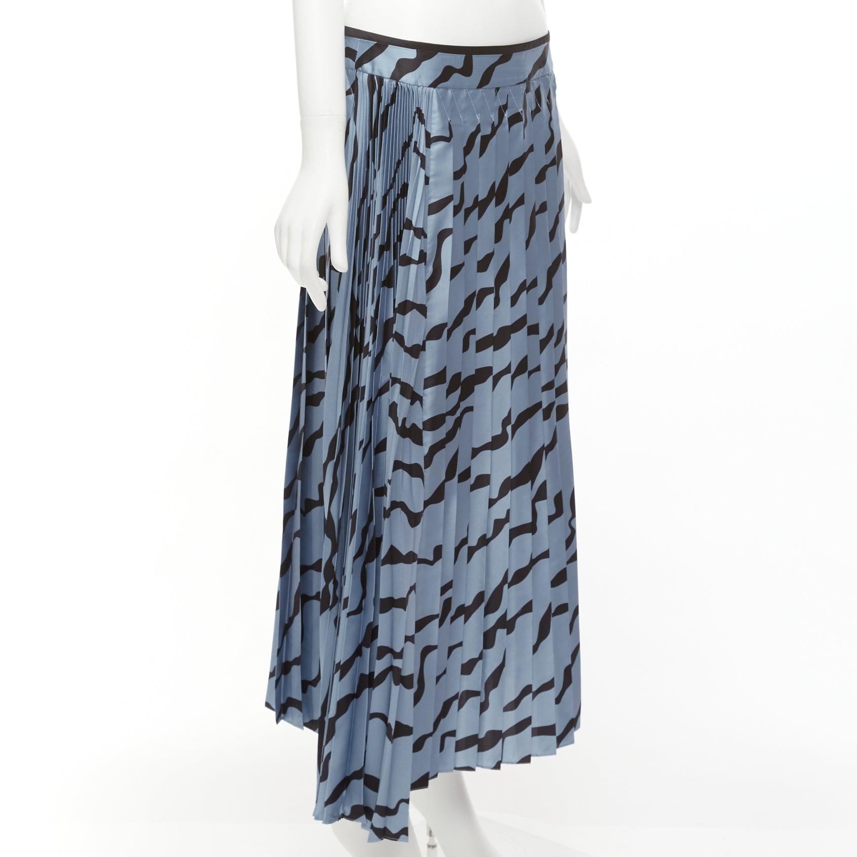 VVB VICTORIA BECKHAM blue black diagonal print pleated bias hem skirt UK8 S
Reference: DYTG/A00070
Brand: VVB Victoria Beckham
Designer: Victoria Beckham
Material: Polyester
Color: Blue, Black
Pattern: Striped
Closure: Zip
Extra Details: Printed