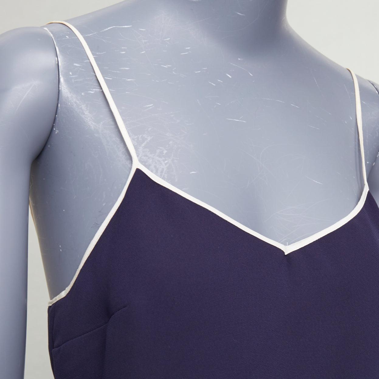 VVB VICTORIA BECKHAM vestido midi de tirantes con pliegues abotonados en blanco marino
Referencia: GEGG/A00088
Marca: VVB Victoria Beckham
Diseñadora: Victoria Beckham
Colección: VVB
Material: Tejido
Color: Azul marino, Blanco
Patrón: Sólido
Cierre: