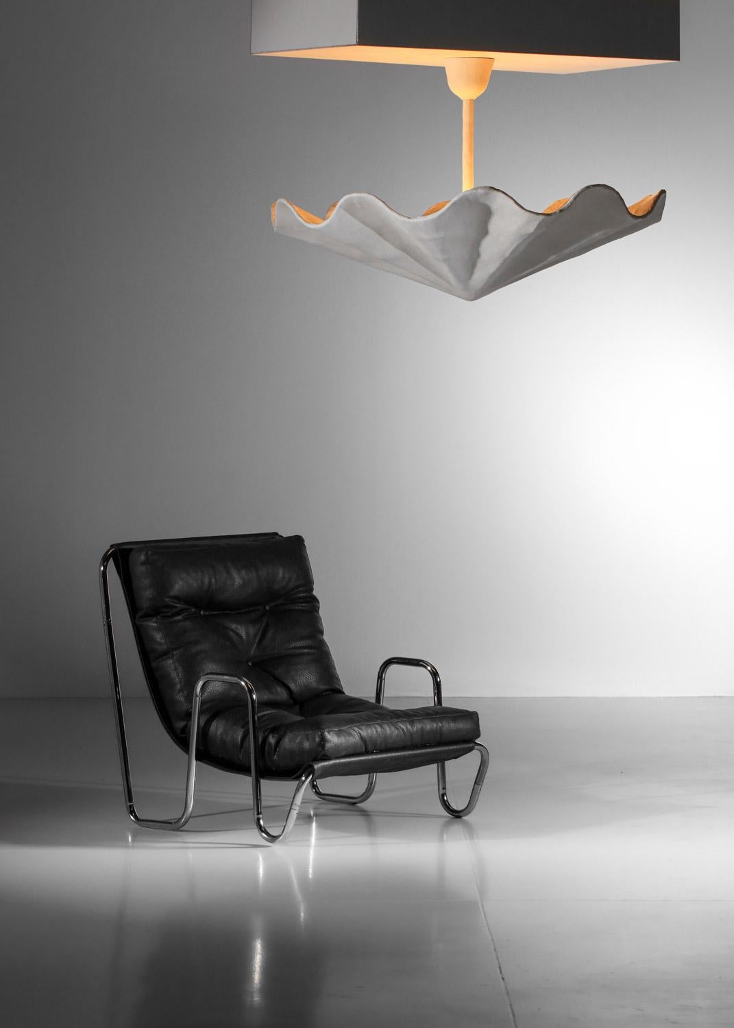 Grande lampadario francese moderno, realizzato a mano secondo gli standard più elevati. Struttura e sistema di sospensione in ferro rivestito di intonaco bianco testurizzato. Design sobrio ed elegante per un lampadario scultoreo e altamente