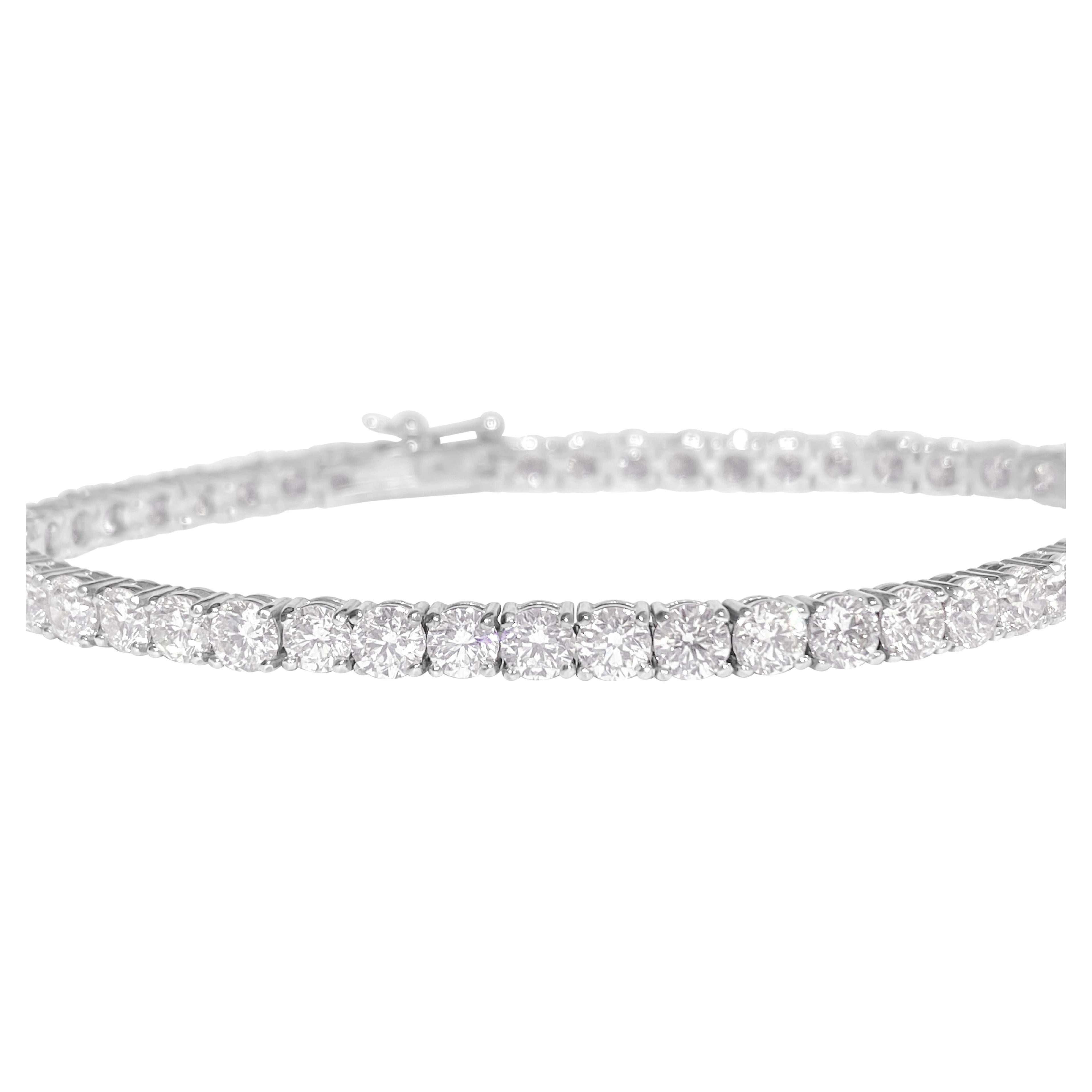 L'Elegance incarnée dans cette pièce exquise ! Voici un bracelet de tennis en or blanc 14k orné de 9,10 carats de diamants ronds de taille brillant, d'une pureté VVS et provenant entièrement de mines naturelles.

Caractéristiques principales