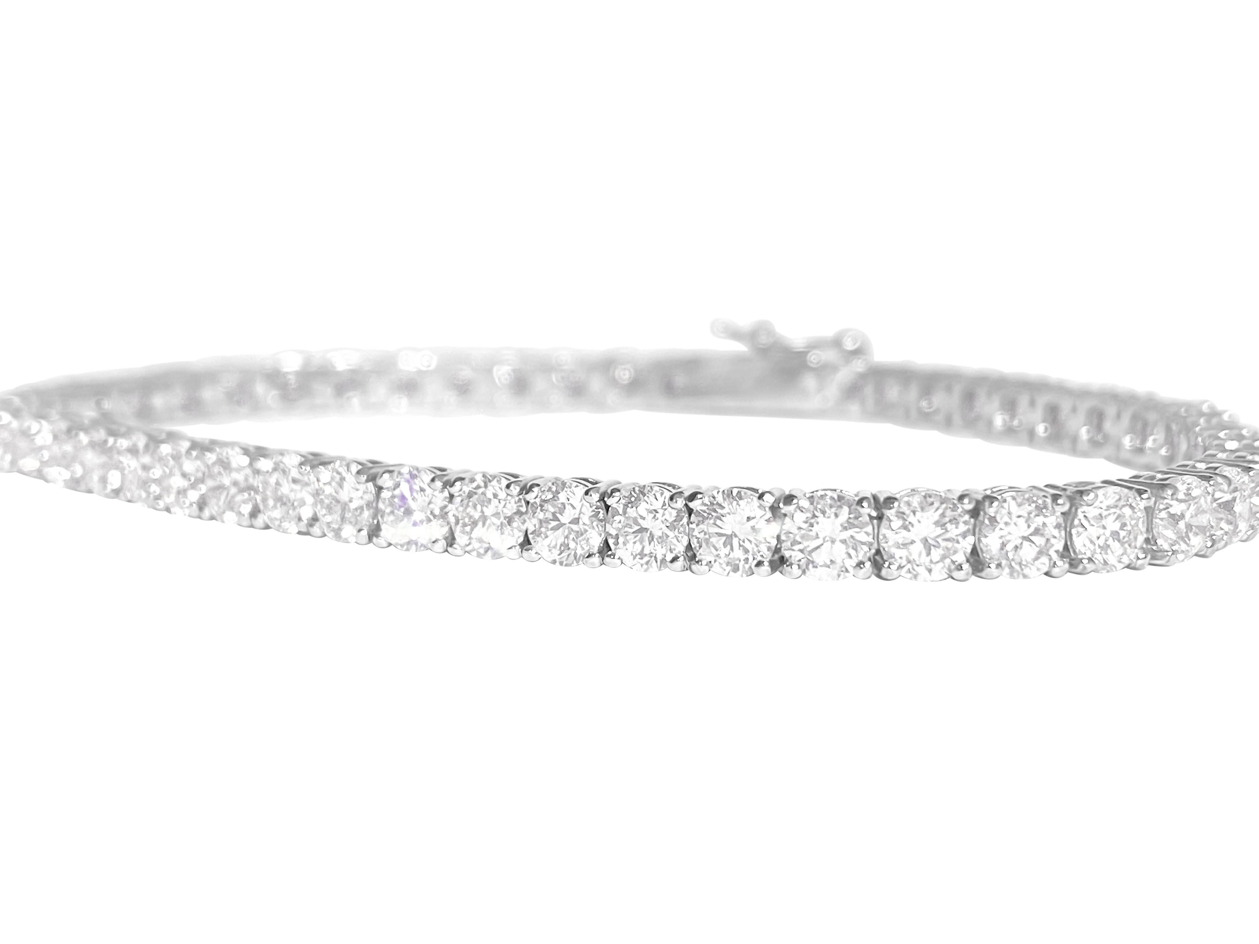 Contemporary VVS 9.10 Carat Diamond Tennis Bracelet 14K White Gold For Sale