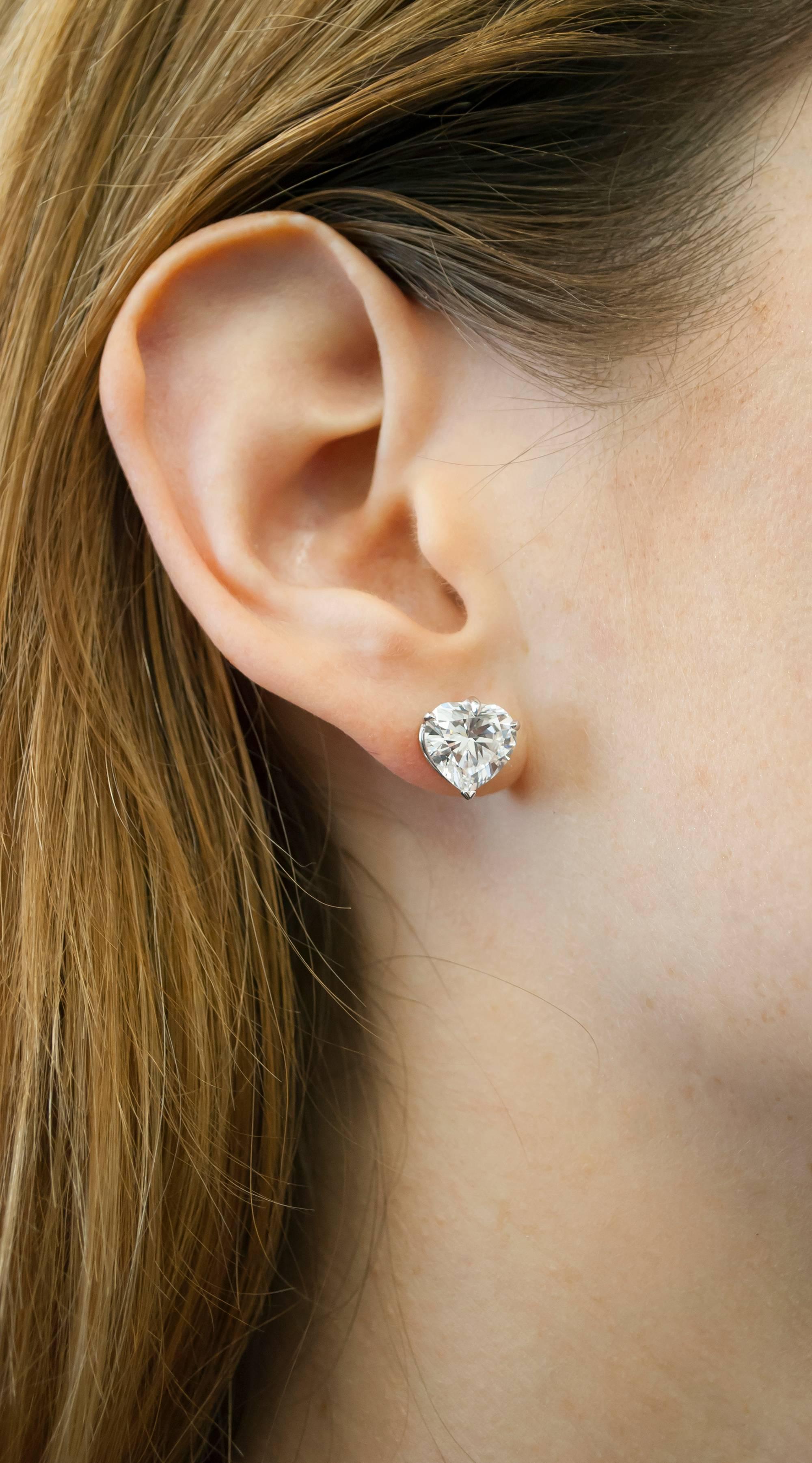 Clous d'oreilles en forme de cœur en diamant certifié GIA de 2 carats 
Clarté VVS1
Couleur D/E

