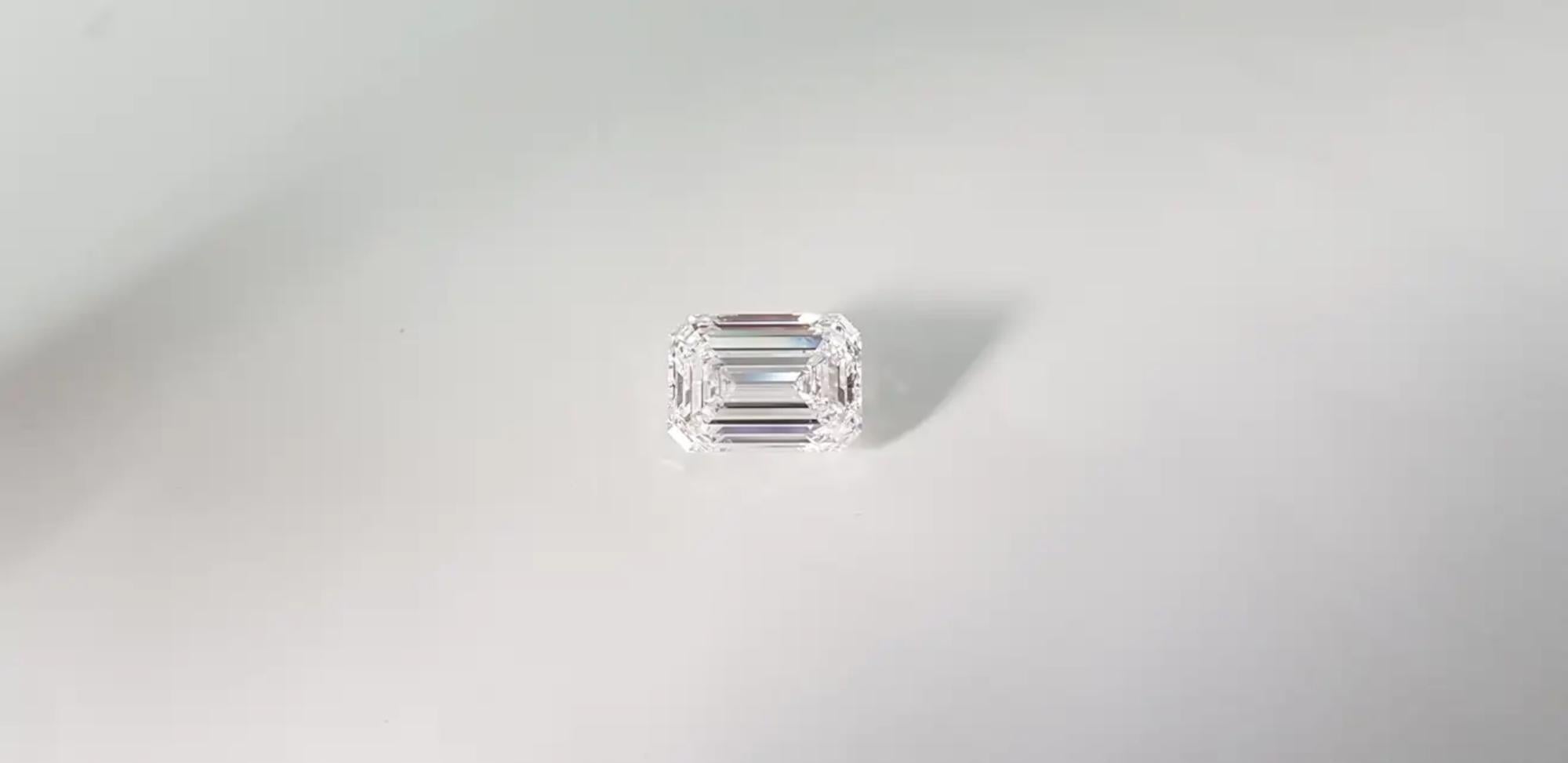 GIA-zertifizierter Solitär-Ring mit 6 Karat Diamanten im Smaragdschliff (Moderne) im Angebot