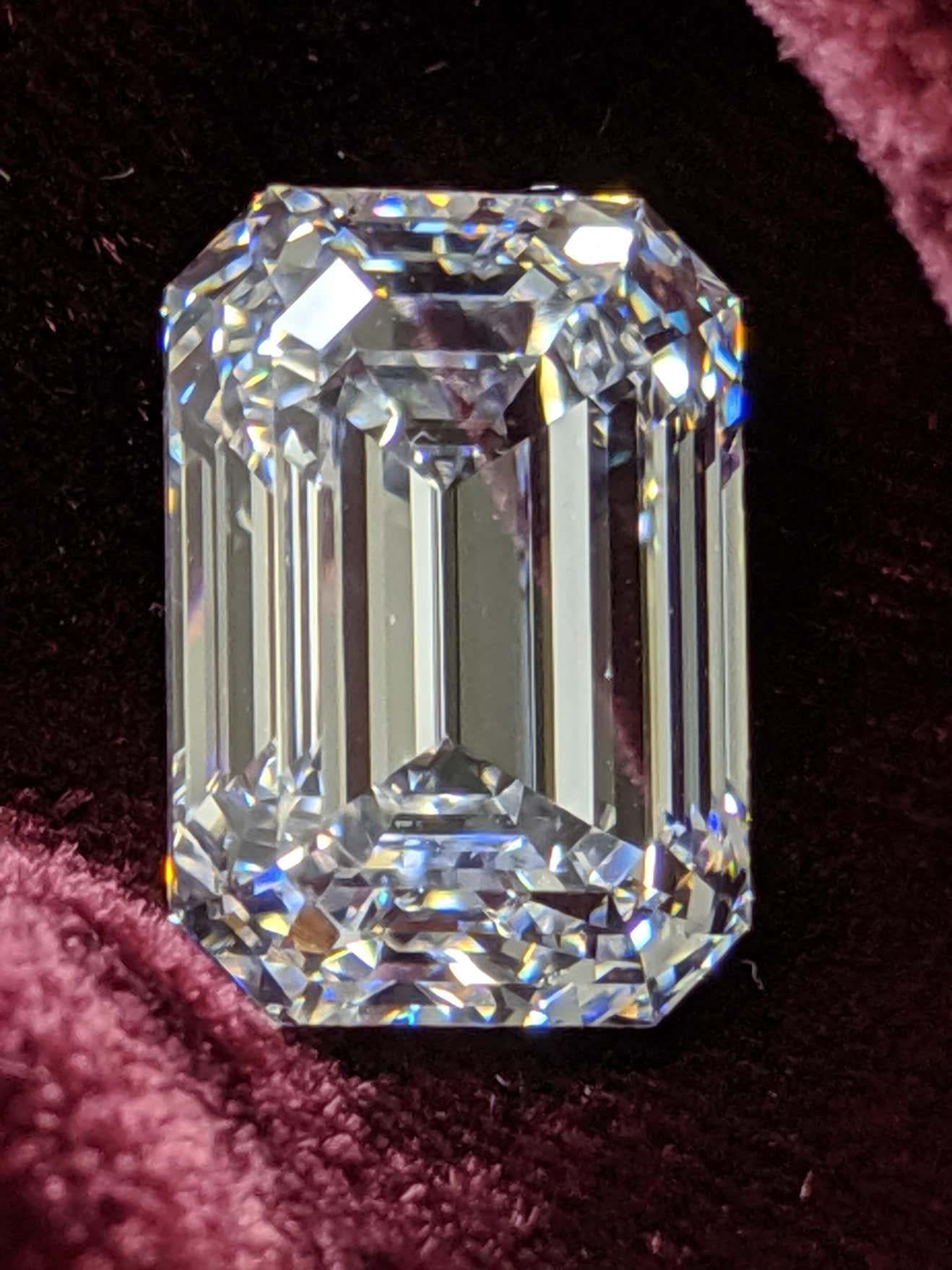 Taille émeraude Bague solitaire en diamant taille émeraude de 6 carats certifiée GIA, fabriquée en Italie en vente