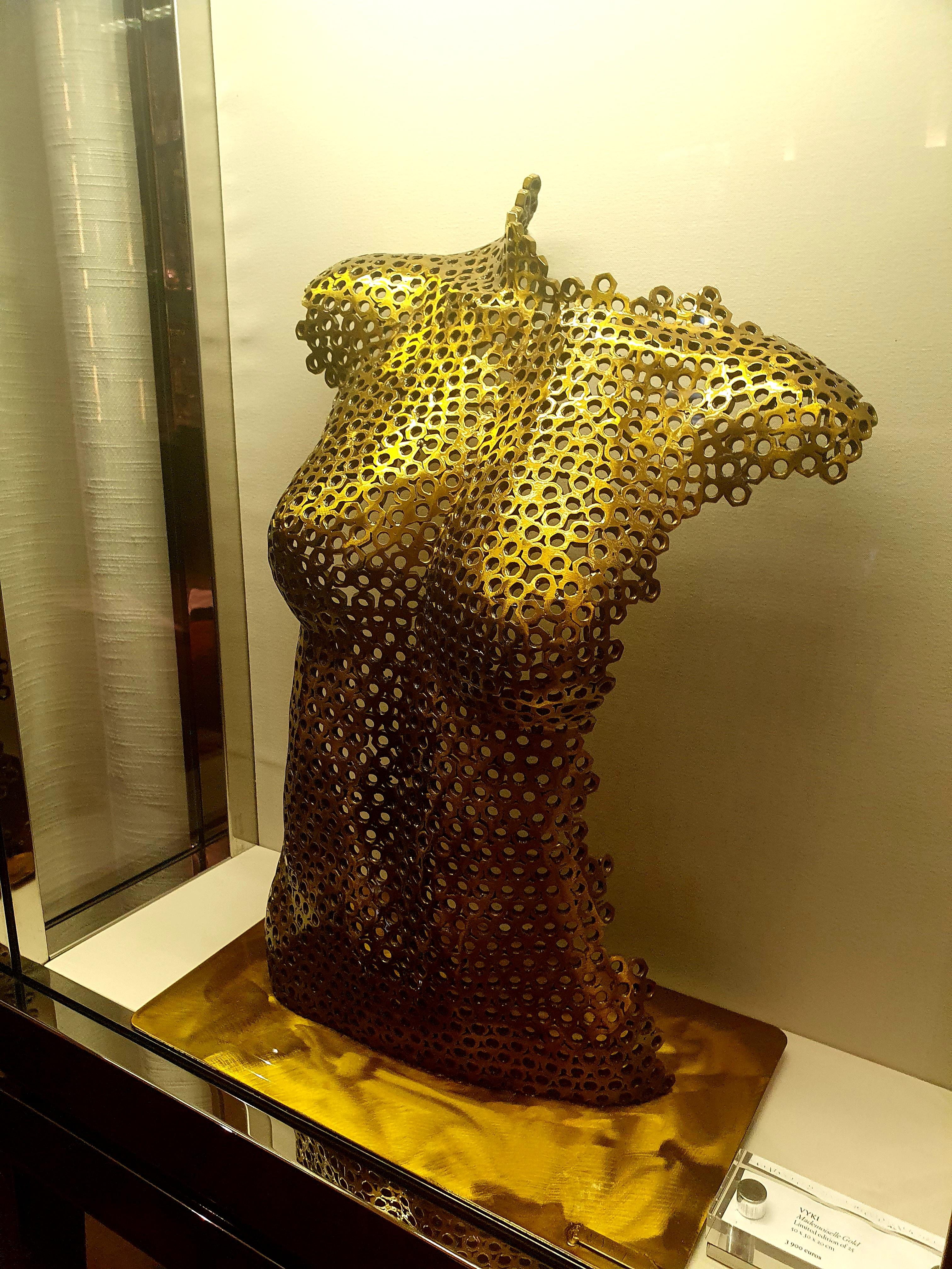 VYKI – Gold Mademoiselle-Skulptur aus Spitze aus Stahl von VYKI im Angebot 1