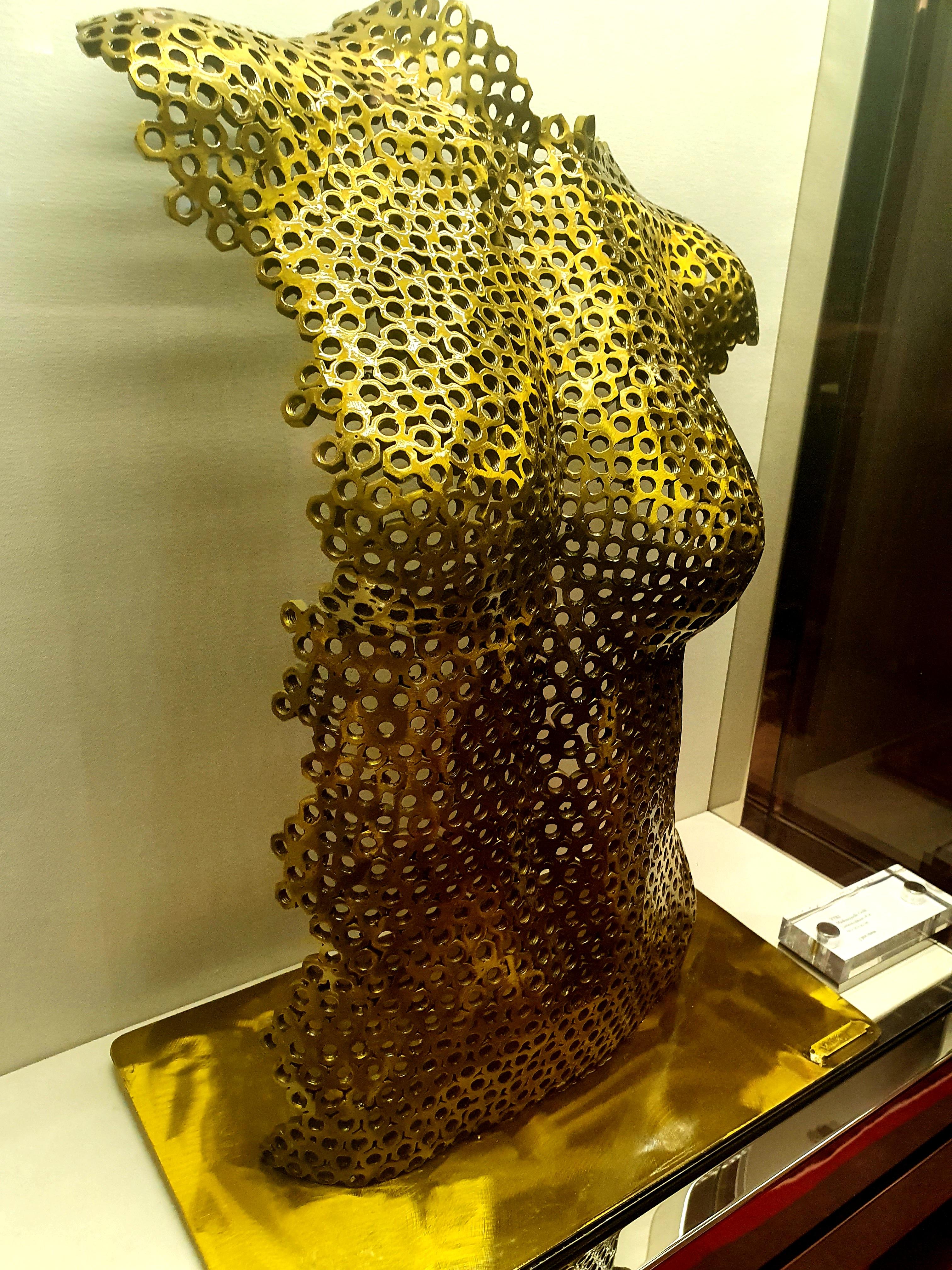 VYKI – Gold Mademoiselle-Skulptur aus Spitze aus Stahl von VYKI im Angebot 2