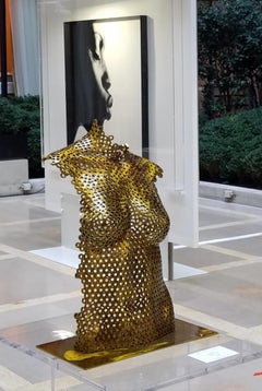 VYKI – Gold Mademoiselle-Skulptur aus Spitze aus Stahl von VYKI 