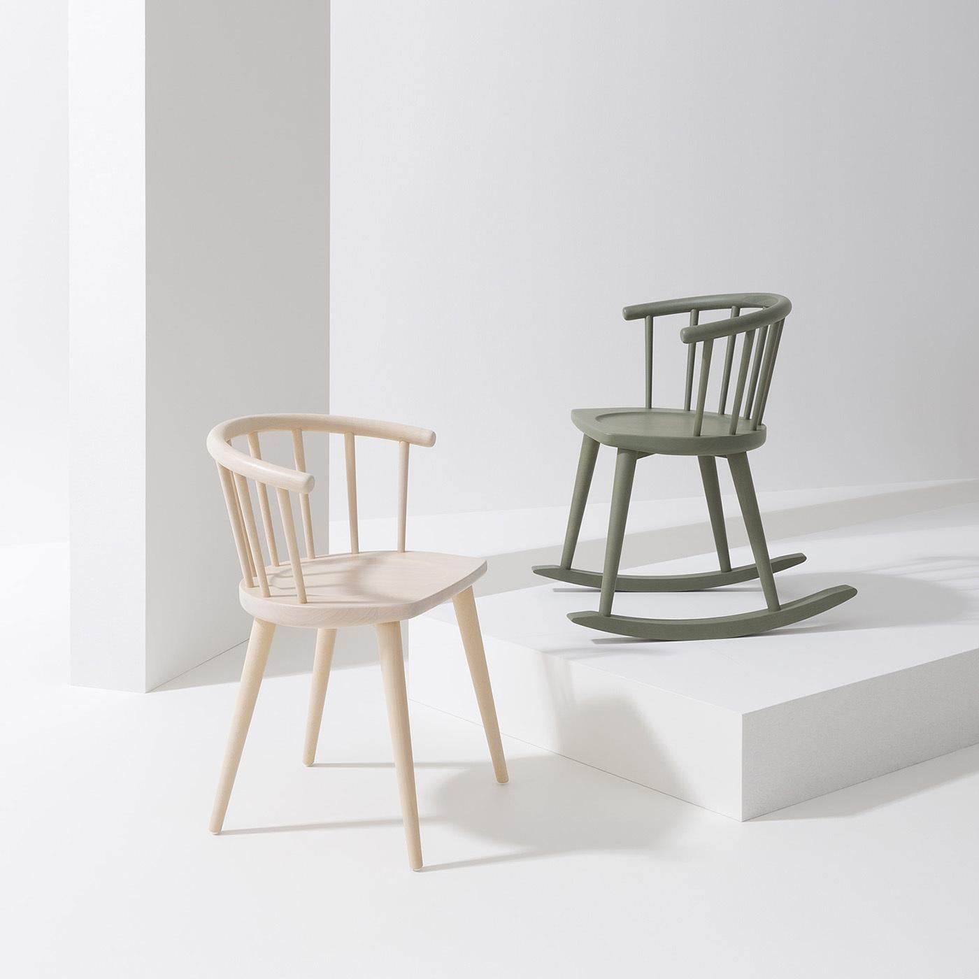 Evoquant des atmosphères légères, ce design romantique de Fabrizio Gallinaro affiche un profil élégant mais rustique avec cette chaise à bascule en bois de hêtre dans une teinte gris ciment. L'assise, d'une hauteur de 44,5 cm, repose sur quatre