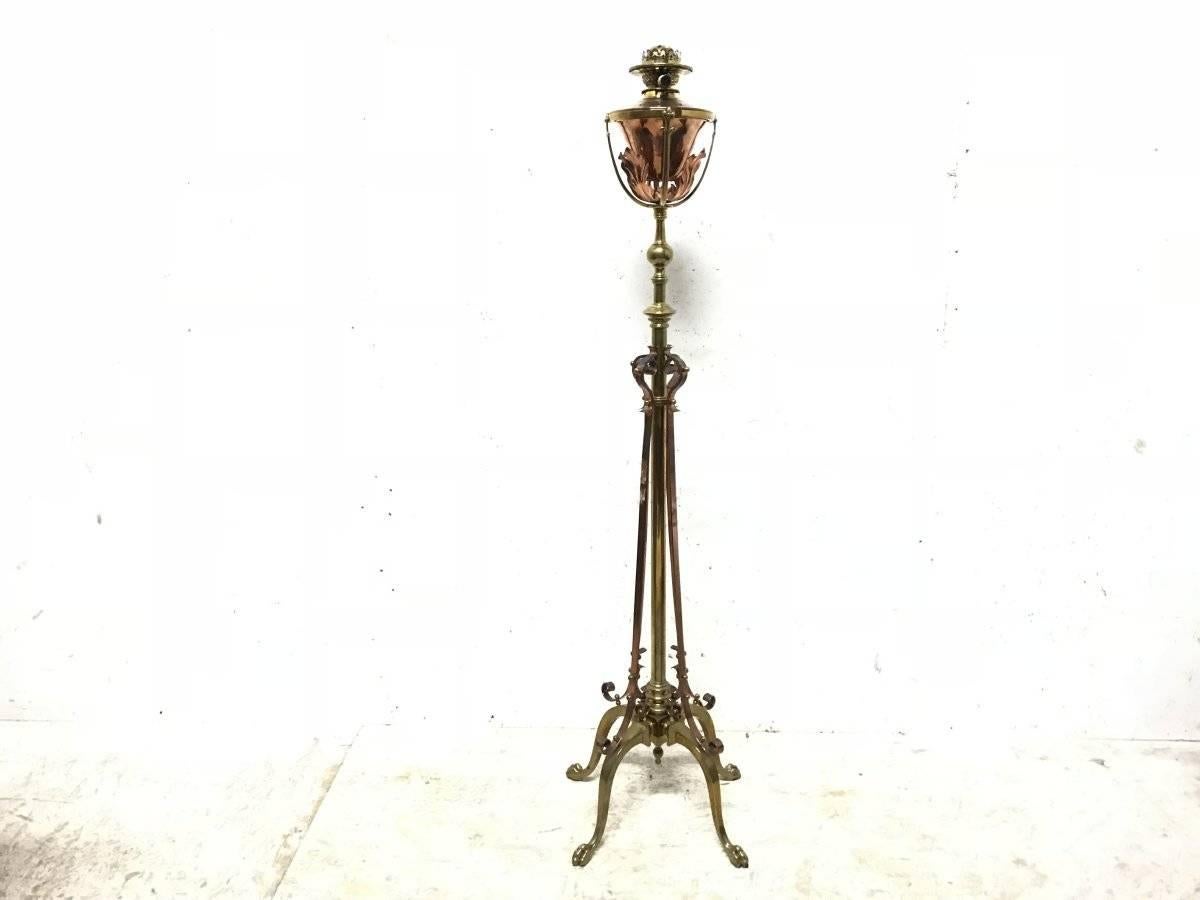 W A S Benson. Eine ausziehbare Stehlampe aus Kupfer und Messing im Arts & Crafts-Stil, die die ursprüngliche Schriftart der Öllampe beibehält.