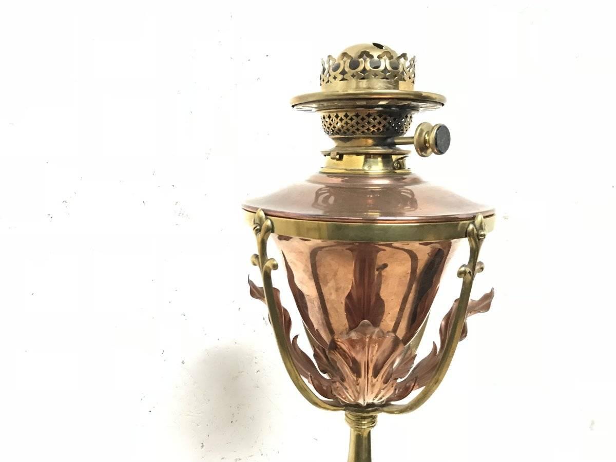 Anglais Lampe à huile standard télescopique en cuivre et laiton Arts & Crafts de W A S Benson en vente