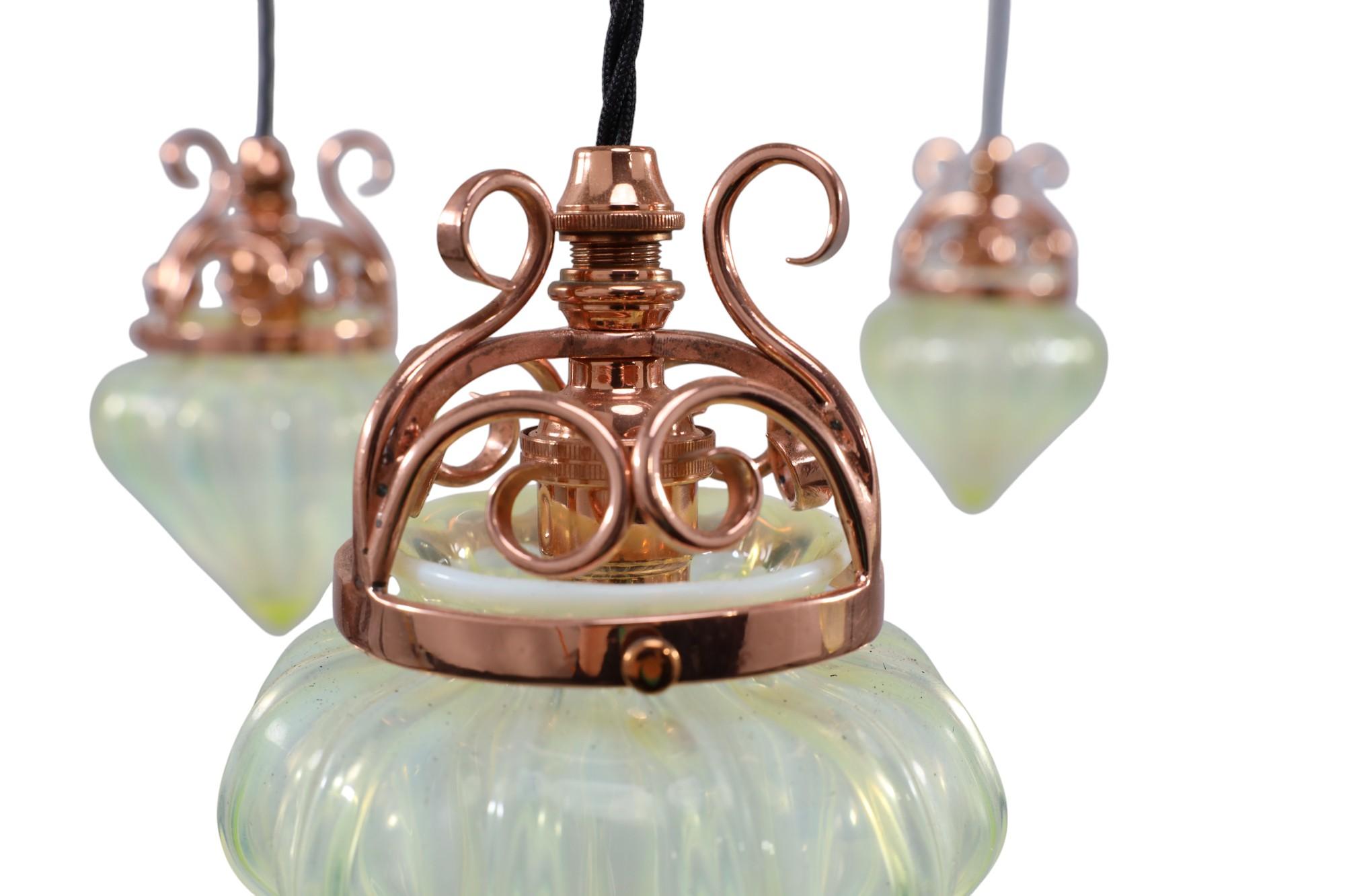 W. A. S. Benson. Lampadario in rame e ottone di Arts & Crafts con 5 paralumi in vaselina in vendita 3