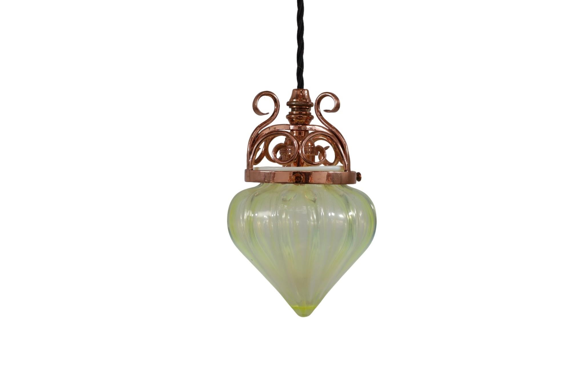 W. A. S. Benson. Lampadario in rame e ottone di Arts & Crafts con 5 paralumi in vaselina in vendita 5