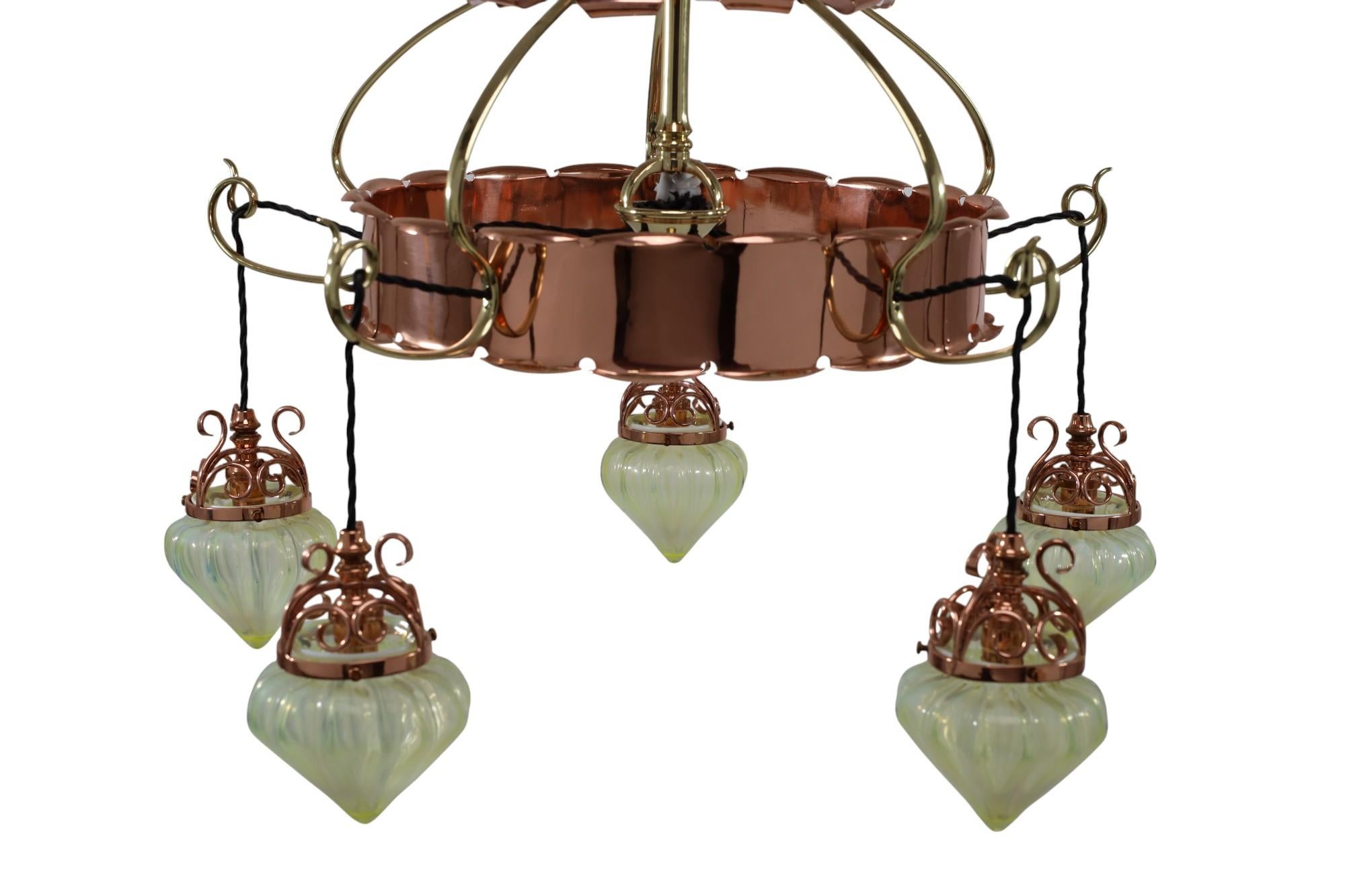 W. A. S. Benson. Lampadario in rame e ottone di Arts & Crafts con 5 paralumi in vaselina In condizioni ottime in vendita a London, GB