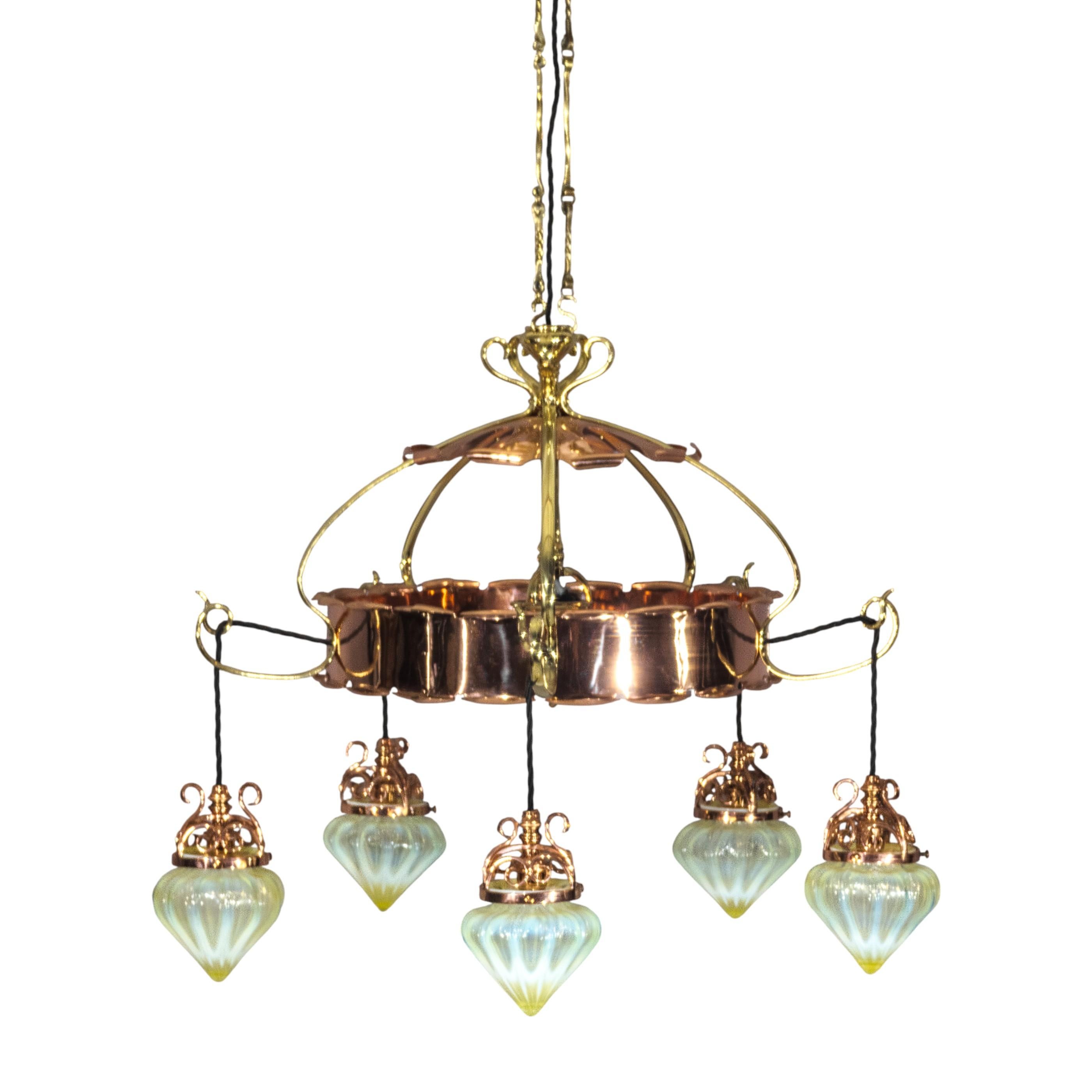 Arts and Crafts W. A. S. Benson. Lampadario in rame e ottone di Arts & Crafts con 5 paralumi in vaselina in vendita