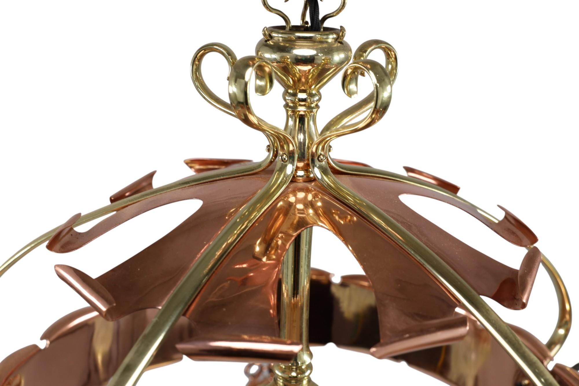 Britannico W. A. S. Benson. Lampadario in rame e ottone di Arts & Crafts con 5 paralumi in vaselina in vendita