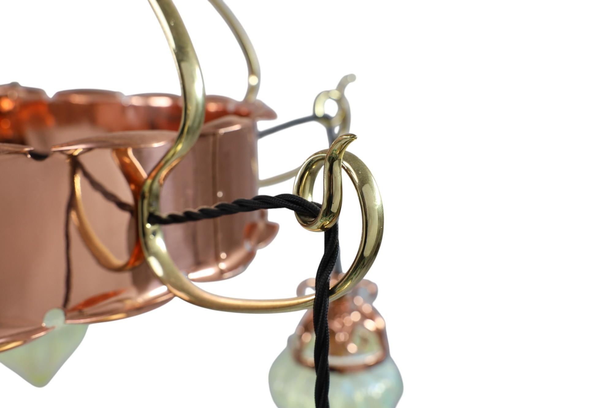 W. A. S. Benson. Lampadario in rame e ottone di Arts & Crafts con 5 paralumi in vaselina in vendita 2
