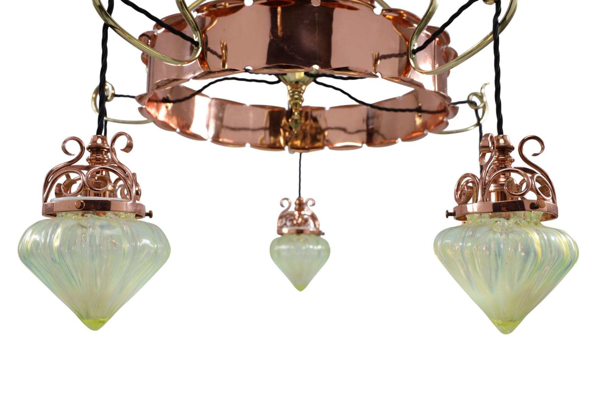 Ottone W. A. S. Benson. Lampadario in rame e ottone di Arts & Crafts con 5 paralumi in vaselina in vendita