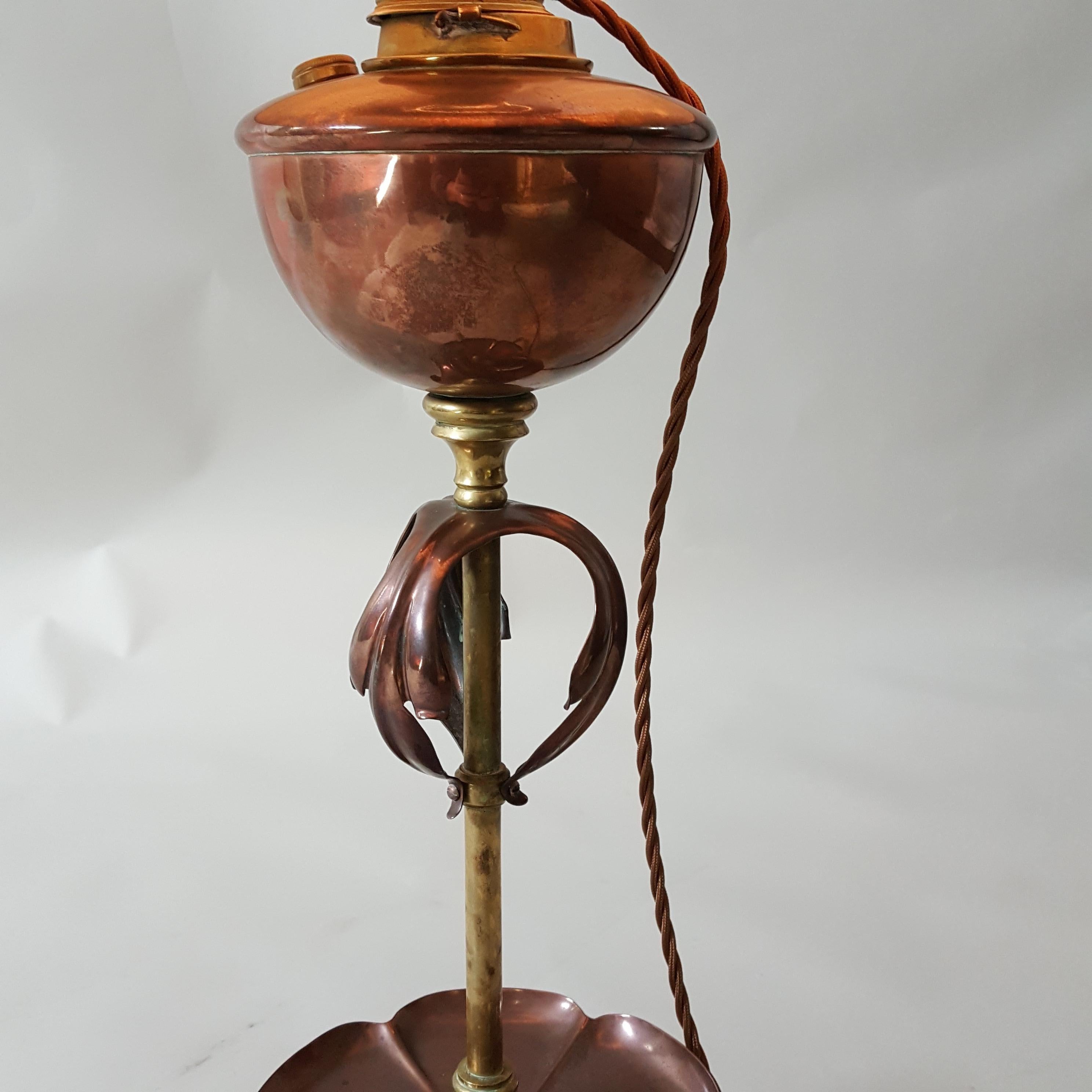W. A. S. Benson Lámpara Arts & Crafts de cobre y latón Británico en venta