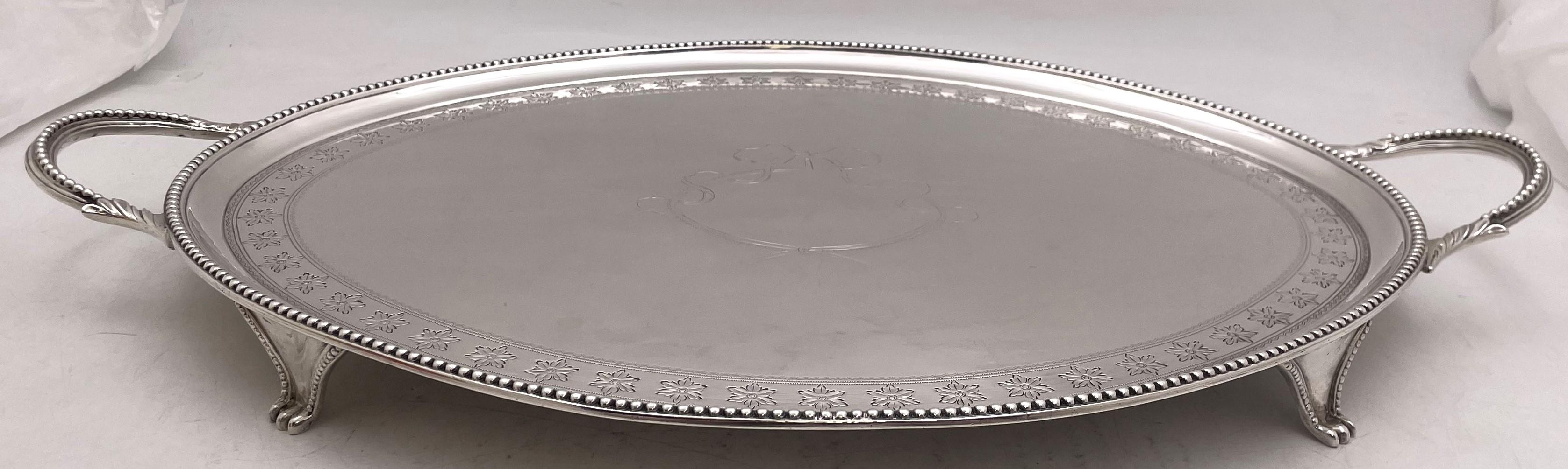 William Abdy, bandeja georgiana inglesa, fabricada en Londres en 1788, bellamente adornada con un borde de cuentas y motivos grabados, apoyada sobre 4 patas con garras. Mide 22'' de asa a asa (18'' sin contar el asa) por 13 1/2'' de profundidad por