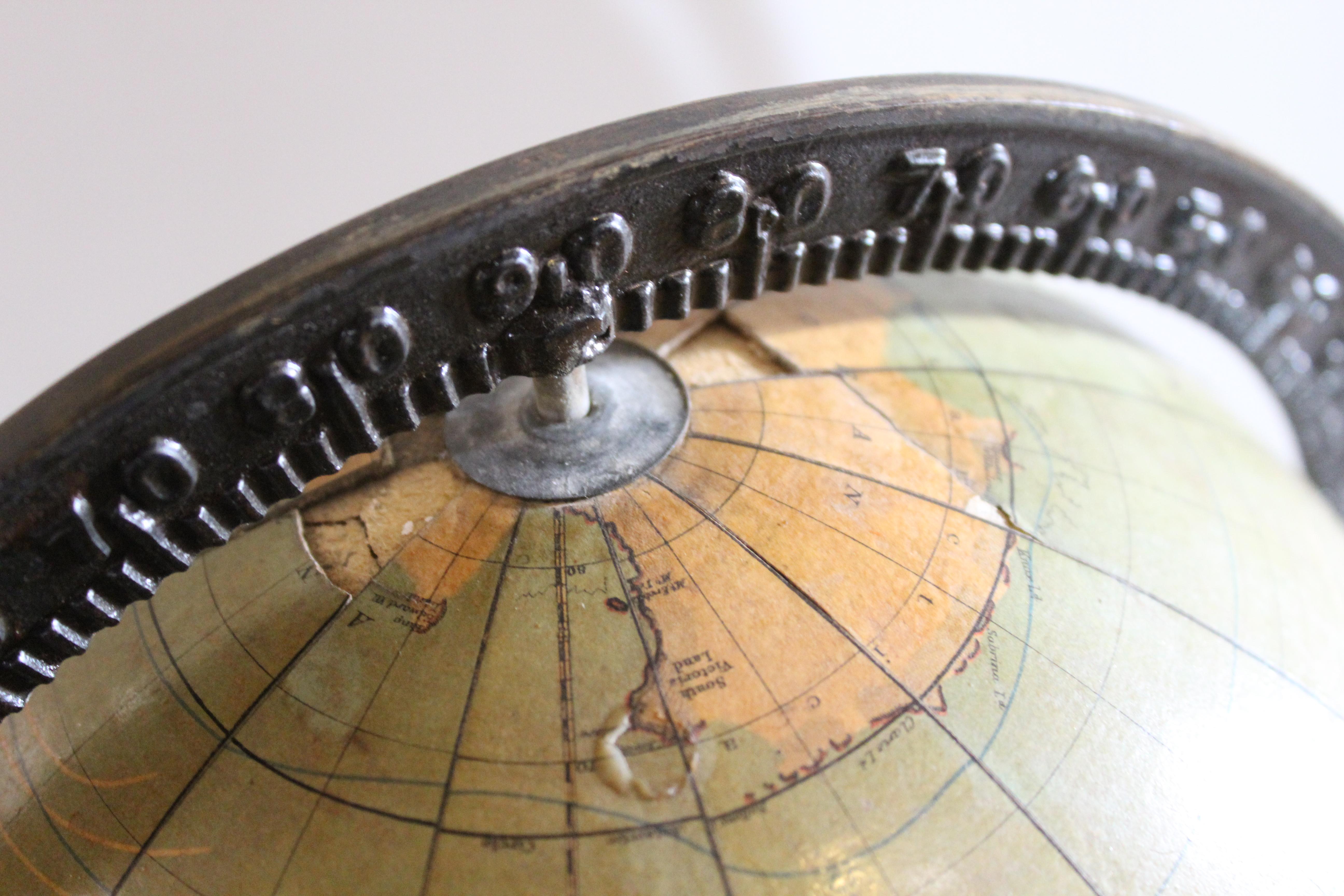 W. & K.K. Globe terrestre Johnston 8 en vente 11