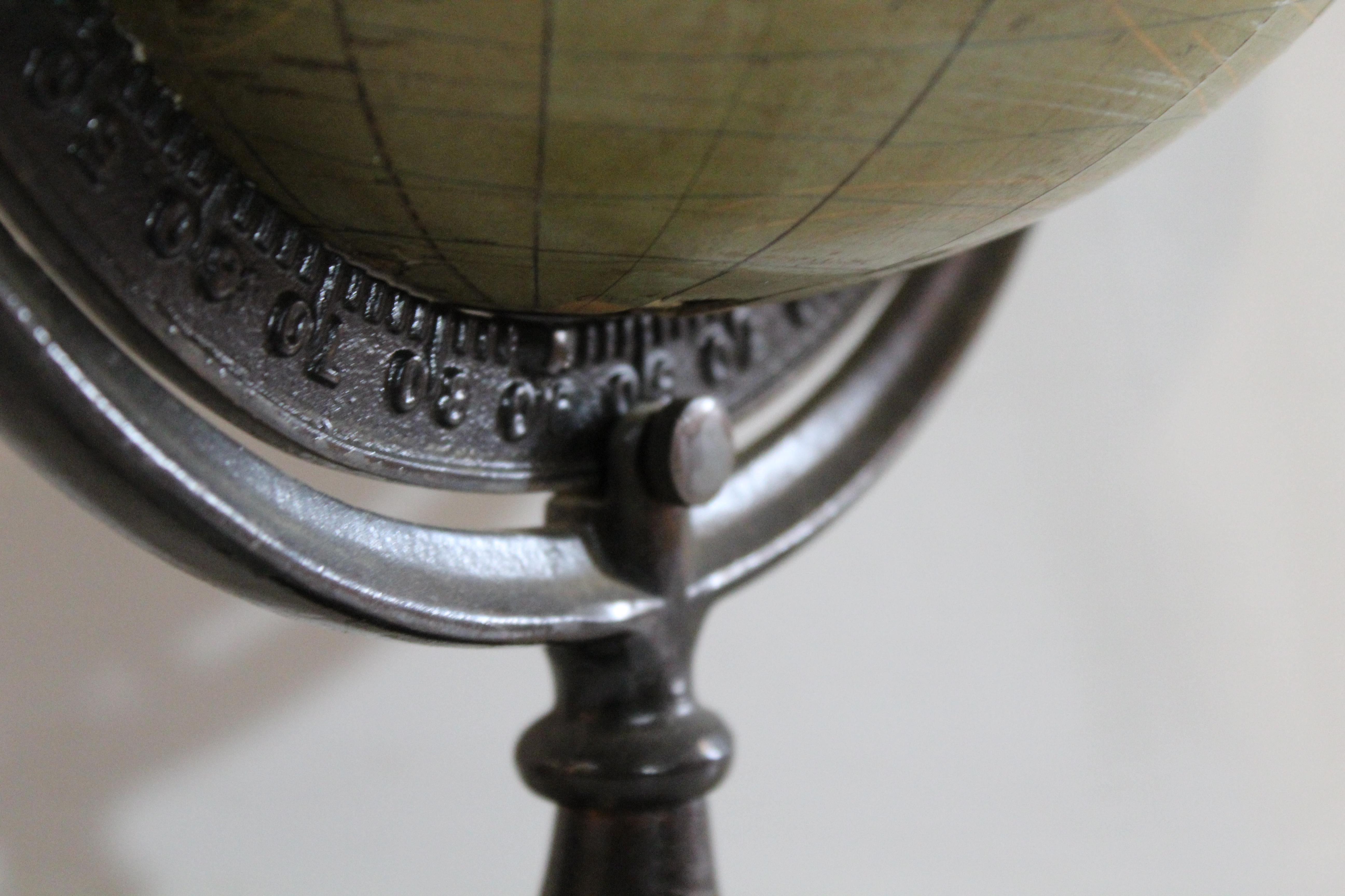 W. & K.K. Globe terrestre Johnston 8 en vente 14