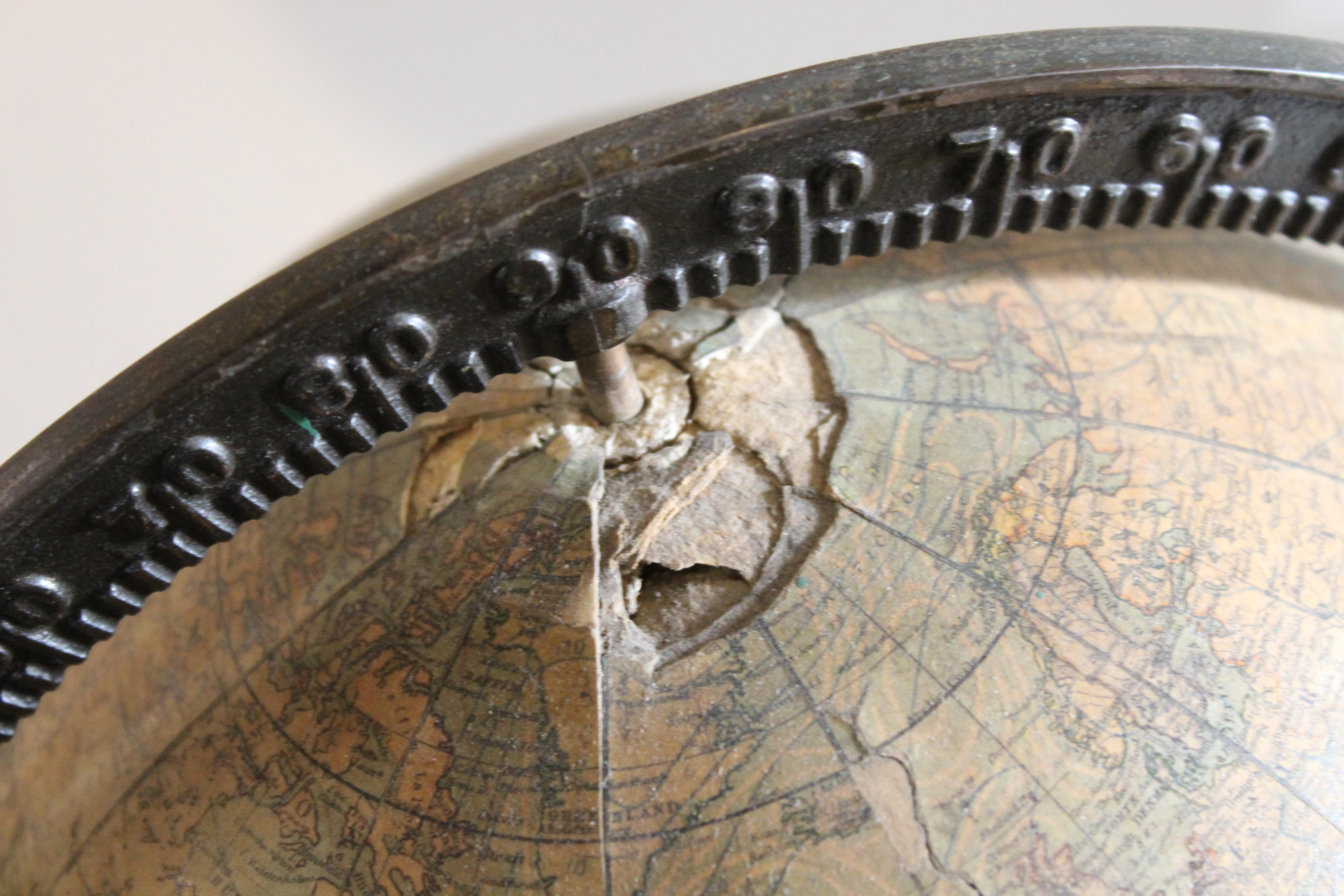 Pierre artificielle W. & K.K. Globe terrestre Johnston 8 en vente