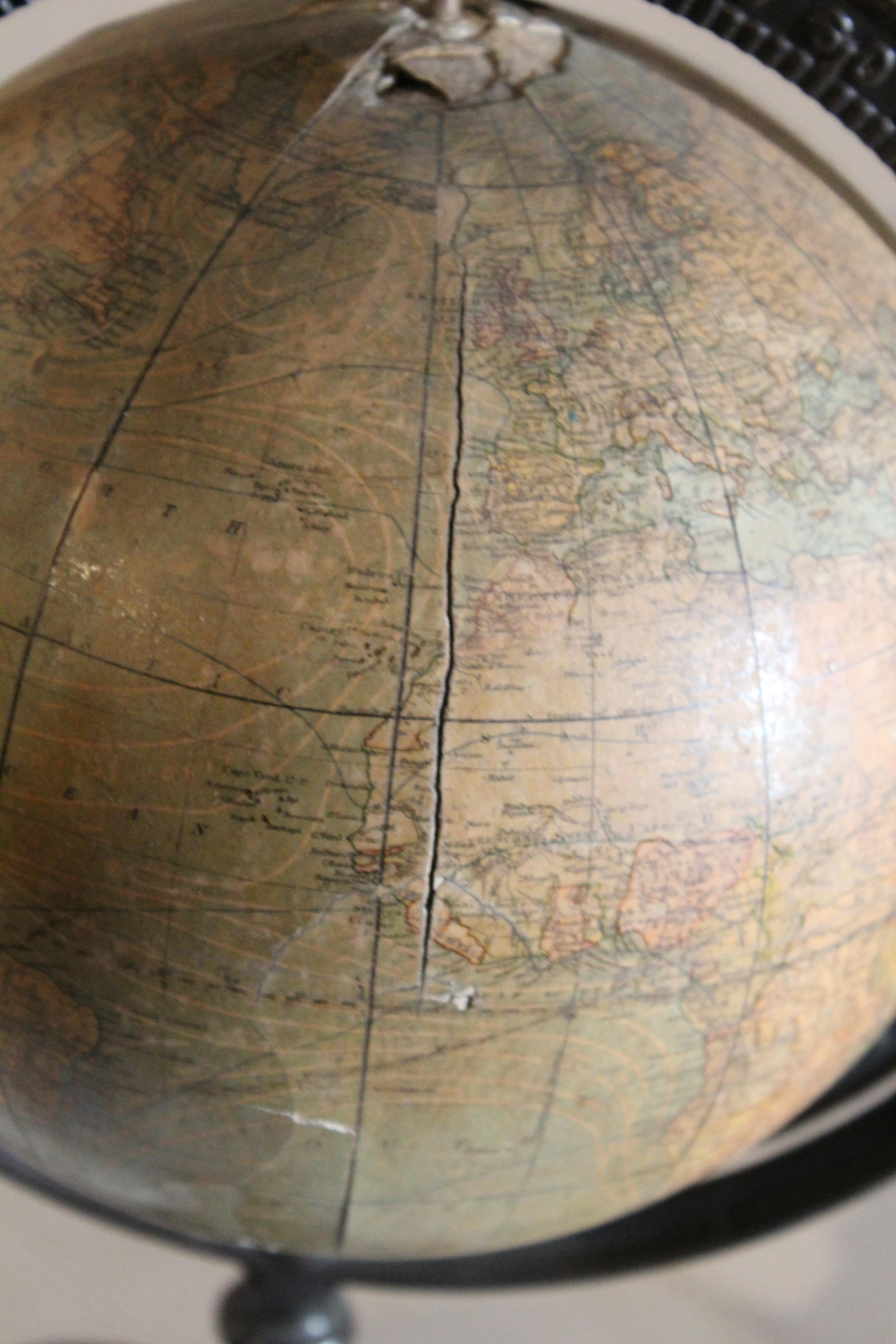 W. & K.K. Globe terrestre Johnston 8 en vente 1