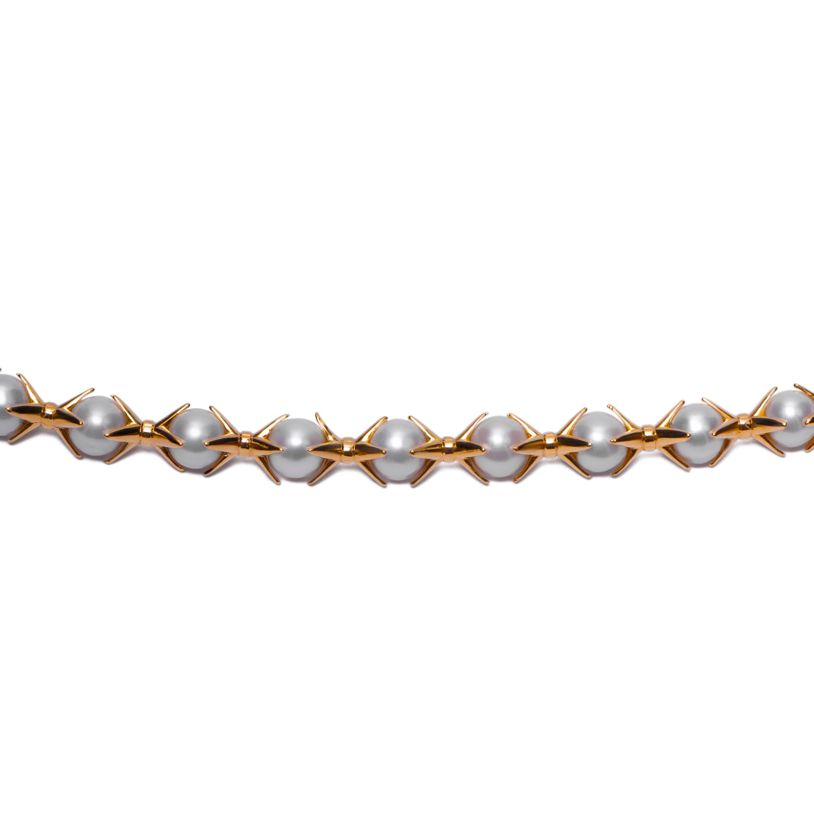 The Contemporâneo collection reinterprets our spatial and philosophical perception of the modern world through concave and convex geometric forms.
And this piece is defined by sensations of movement, dynamism, illusions, and distortions.
Chain with