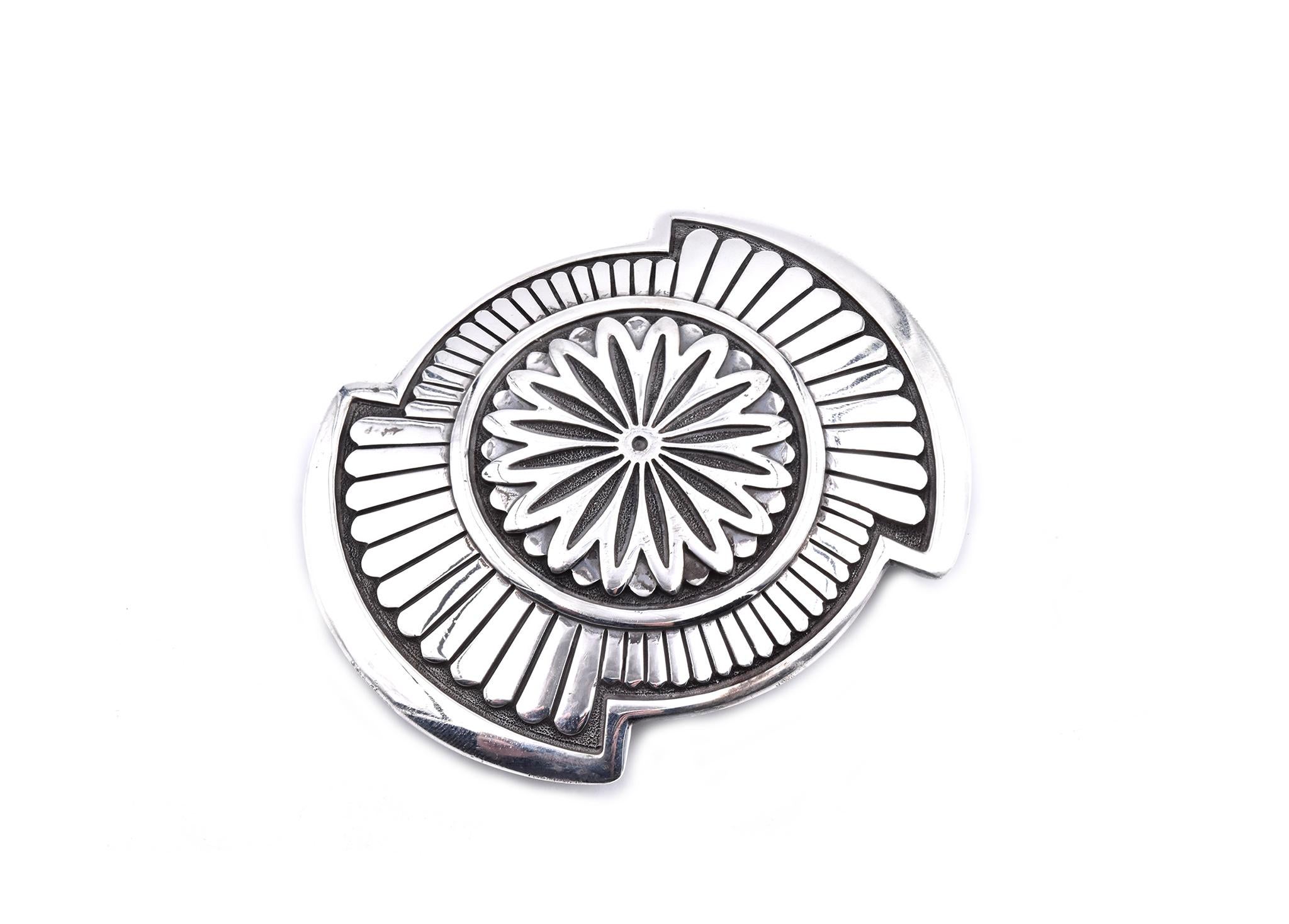 Designer: W. Doran
Material: Sterlingsilber
Abmessungen: Schnalle misst 72,7 x 53,5 mm 
Gewicht: 64,12 Gramm
