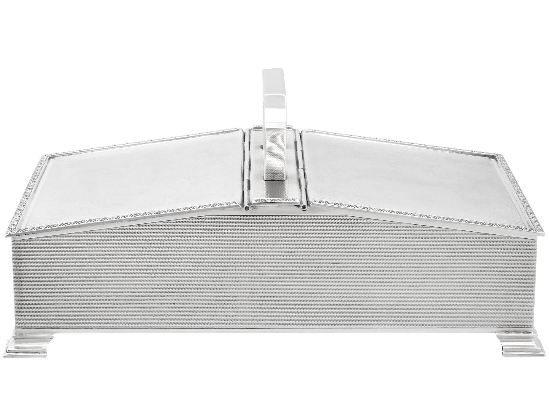 Un eccezionale, raffinato e impressionante portasigarette d'epoca in argento sterling di Elisabetta II in stile Art Deco; un'aggiunta alla collezione di argenteria ornamentale.

Questo eccezionale portasigarette d'epoca in argento sterling di