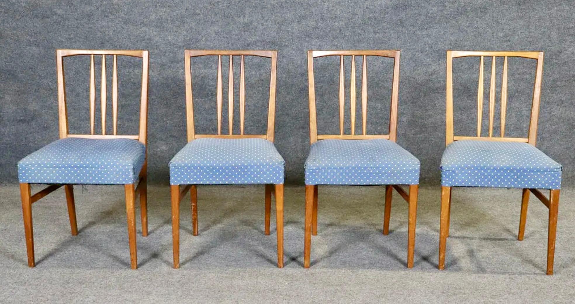 Dieses Set aus vier Esszimmerstühlen wurde vom britischen Möbelhersteller Gordon Russell hergestellt und von W. H. Russell entworfen. Spindelrücken, der bis zum Boden reicht, sowie ein gepolsterter Sitz mit Nagelkopfverzierung.
Bitte bestätigen Sie