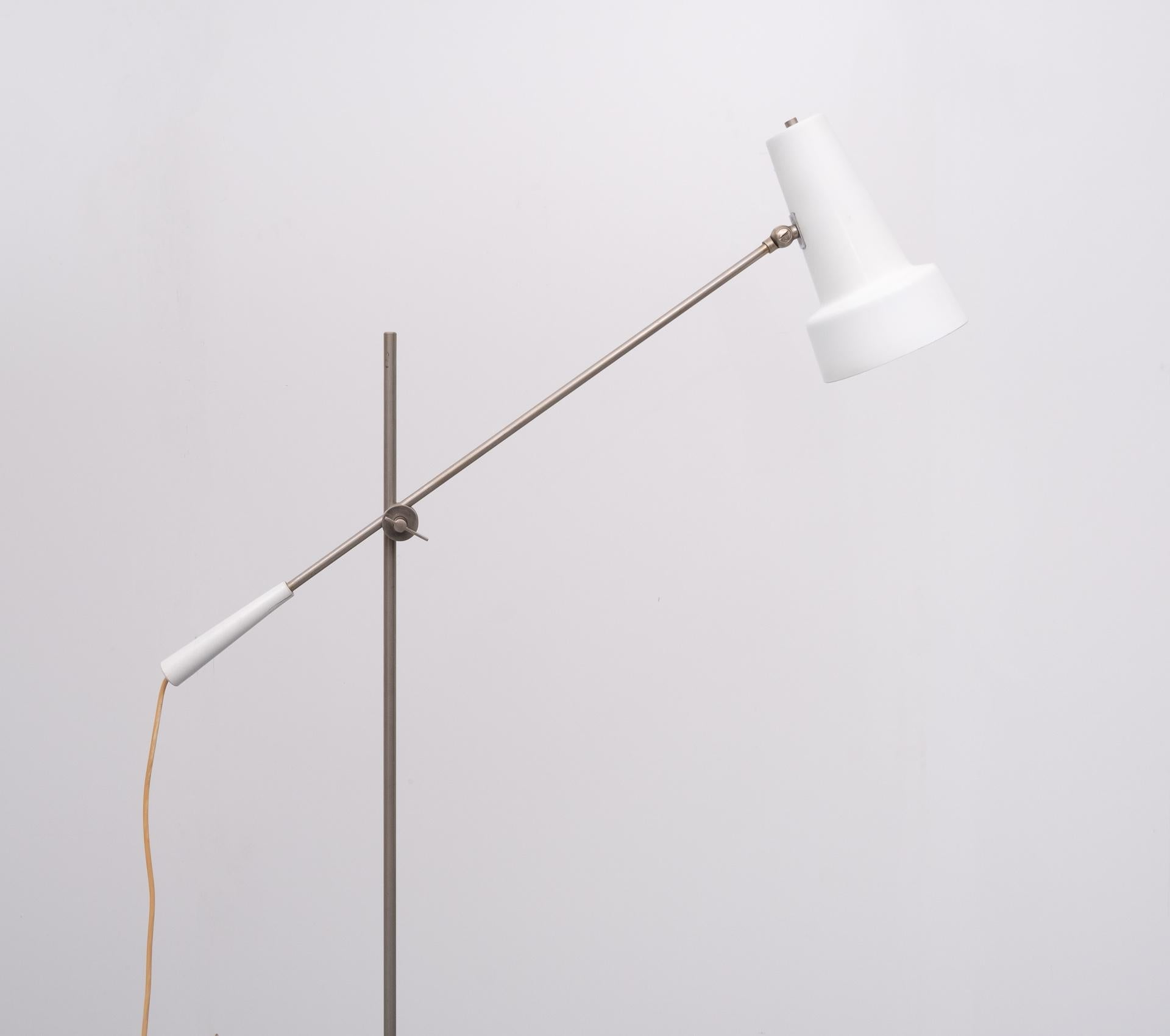 White floor lamp model 329 by Willem Hagoort for Hagoord lighting Rotterdam, Holland, 1960. Adjustable in all directions for direct or indirect lighting. Considering its age this vintage floor lamp is still in good condition with traces of use and