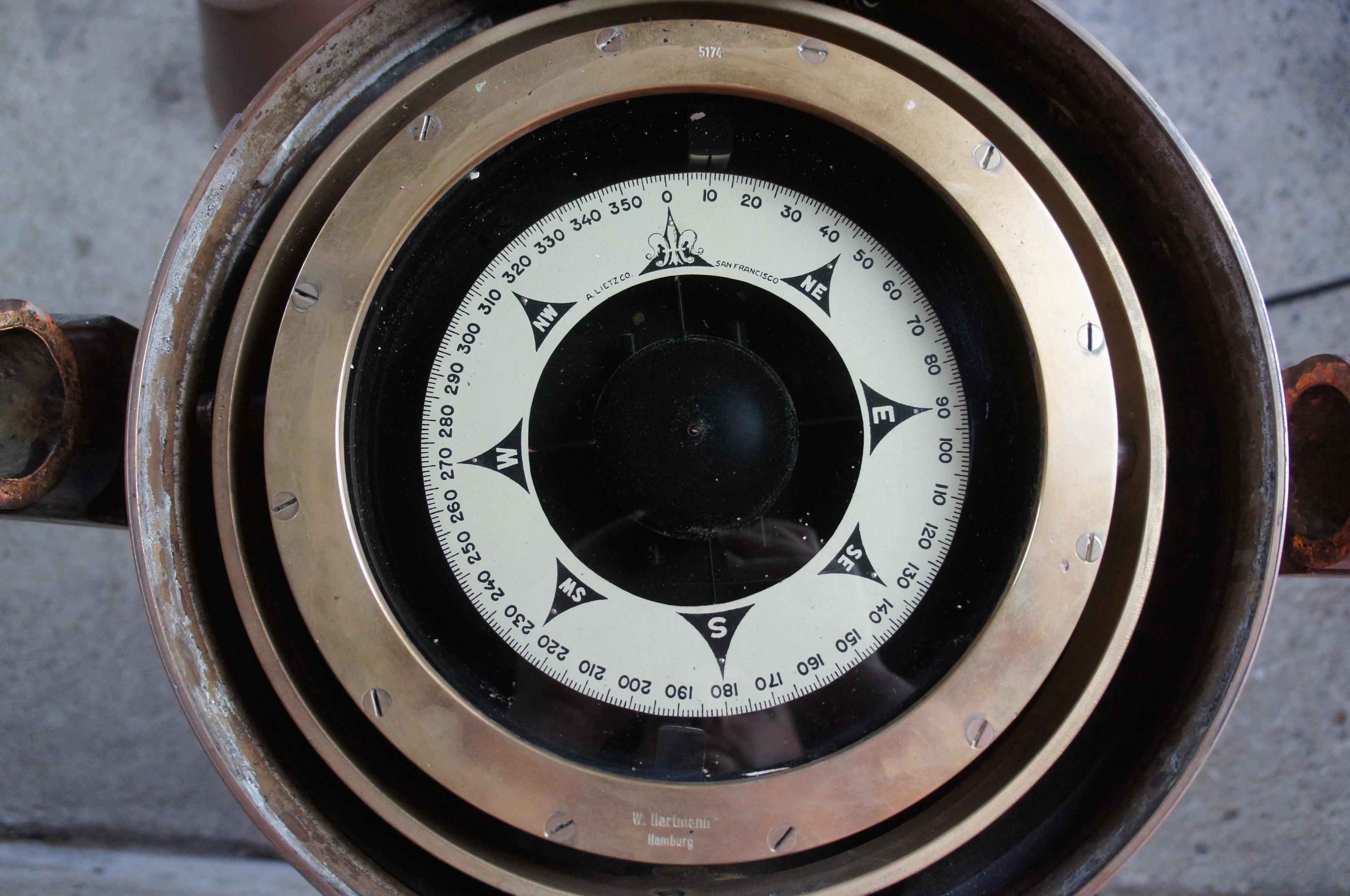 Victorien tardif Compass nautique Binnacle en chêne et cuivre de W. Hartmann en vente