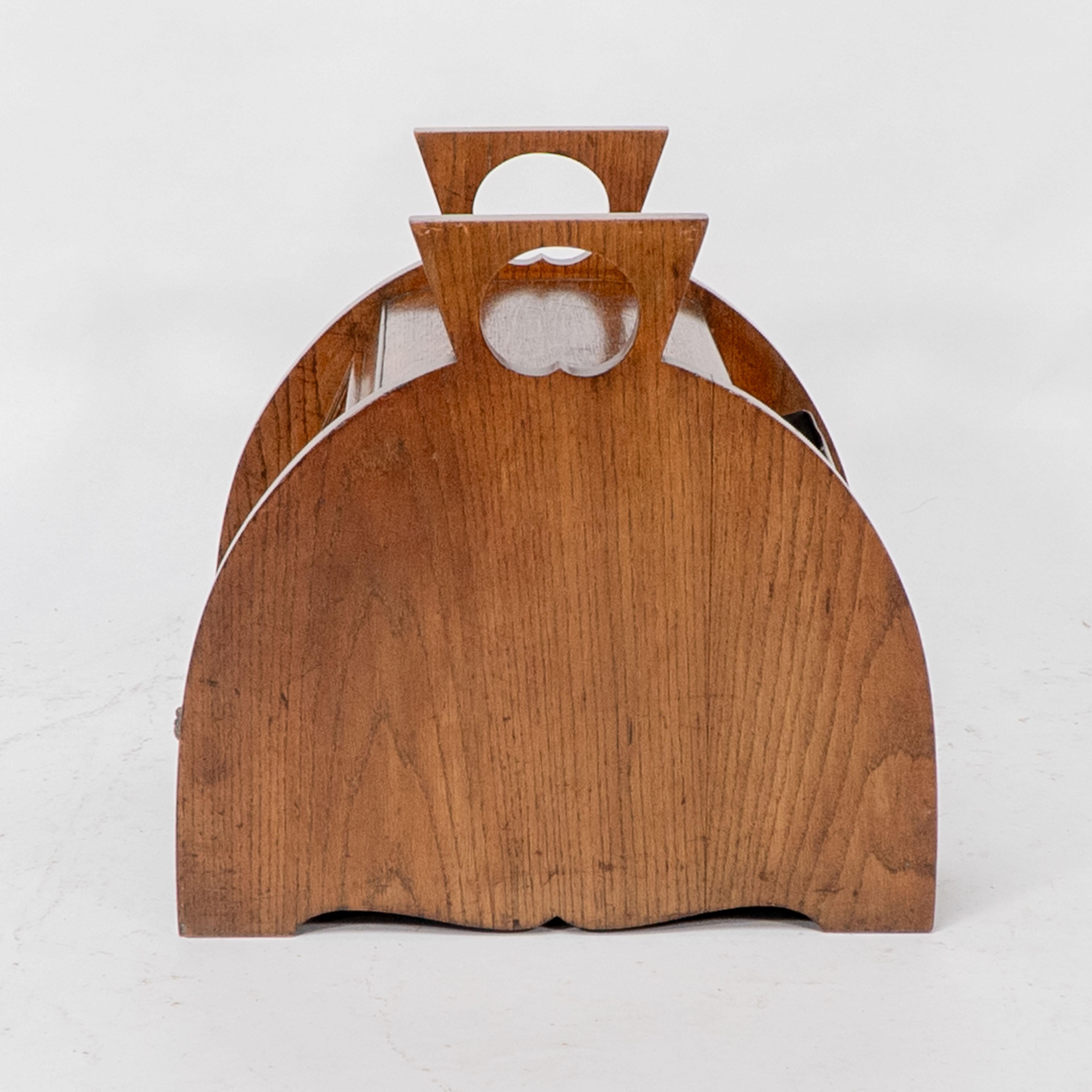 English W J Neatby attri. An Arts & Crafts oak coal box with stylized carrying handles For Sale