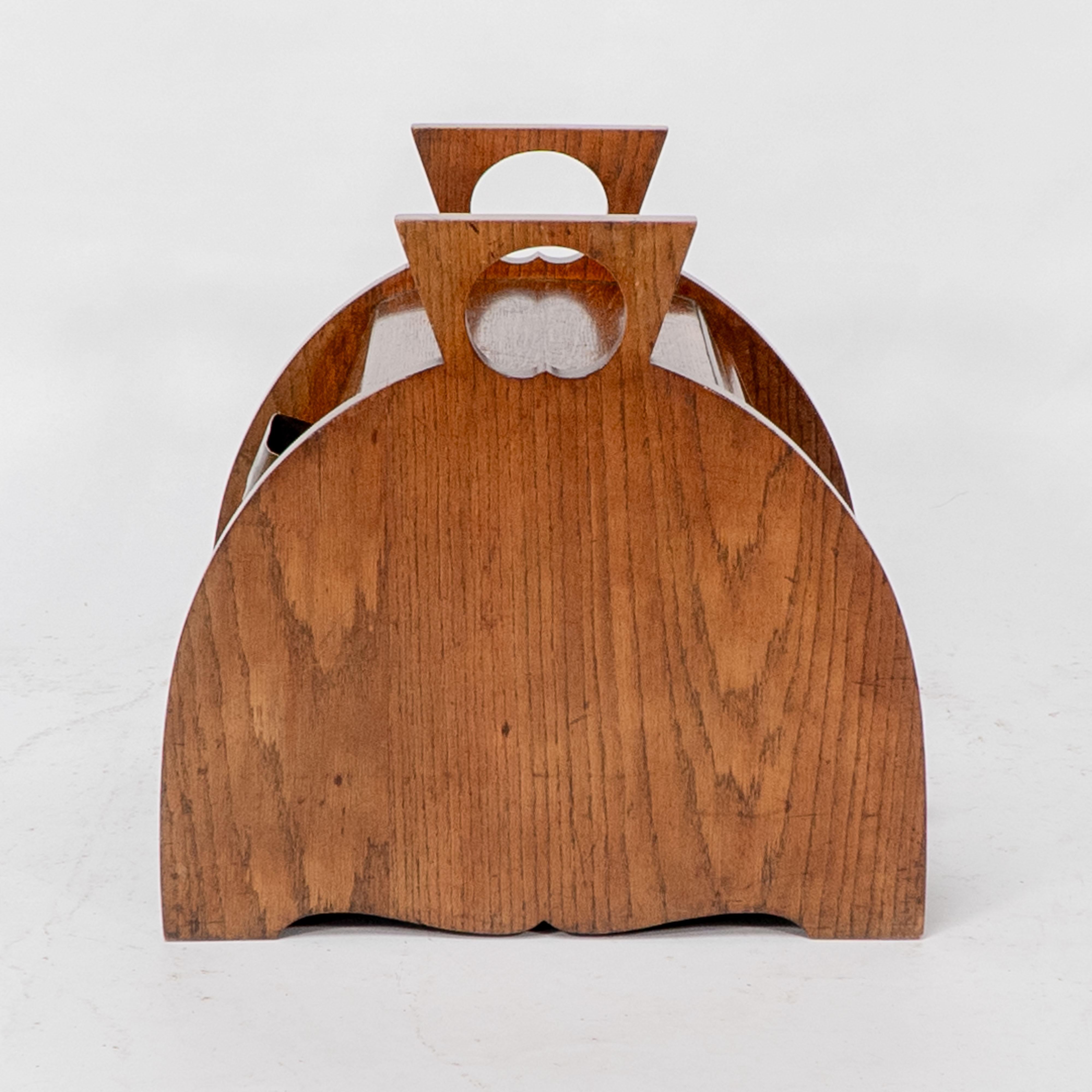 W J Neatby attri. An Arts & Crafts oak coal box with stylized carrying handles In Good Condition For Sale In London, GB