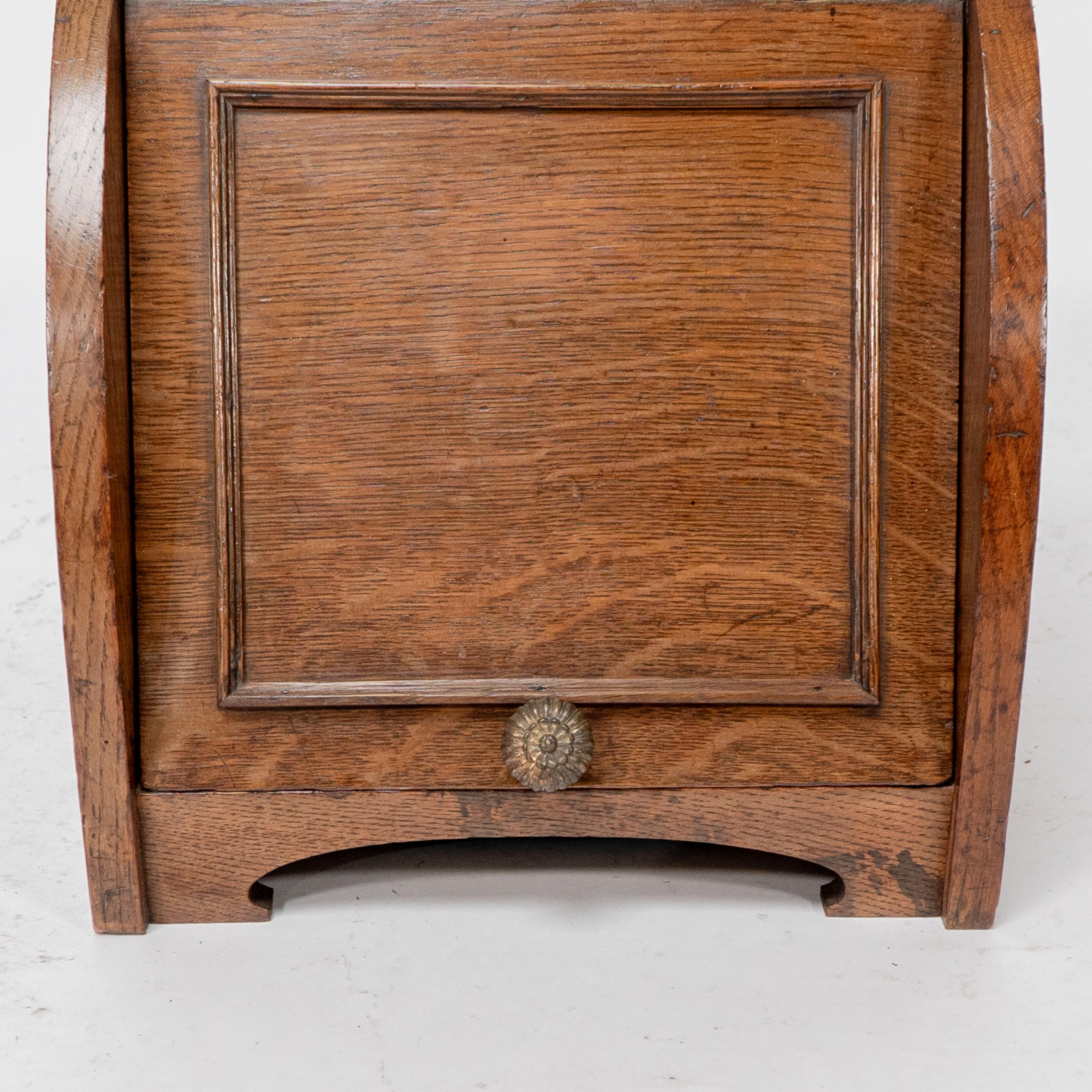 Early 20th Century W J Neatby attri. An Arts & Crafts oak coal box with stylized carrying handles For Sale