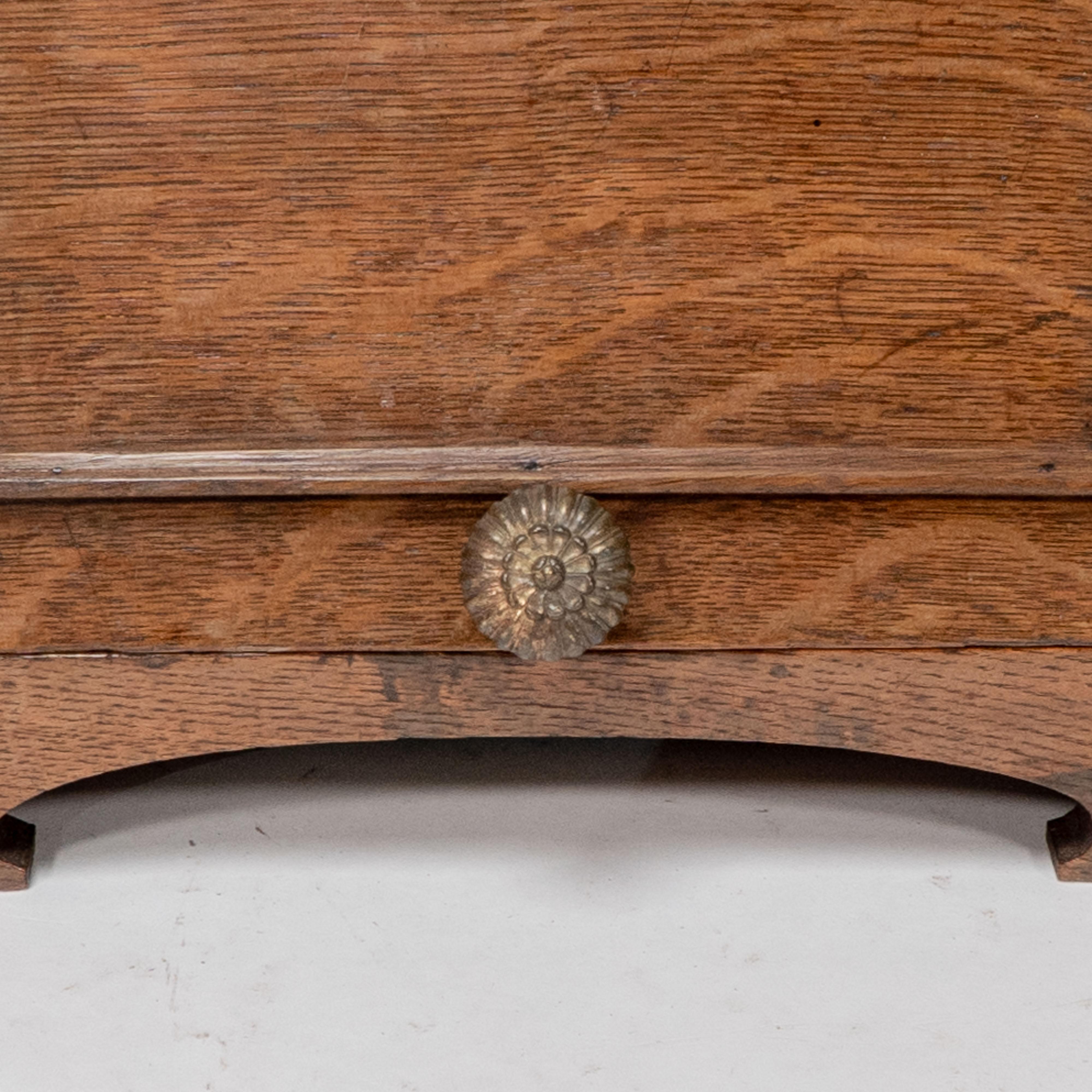 Oak W J Neatby attri. An Arts & Crafts oak coal box with stylized carrying handles For Sale