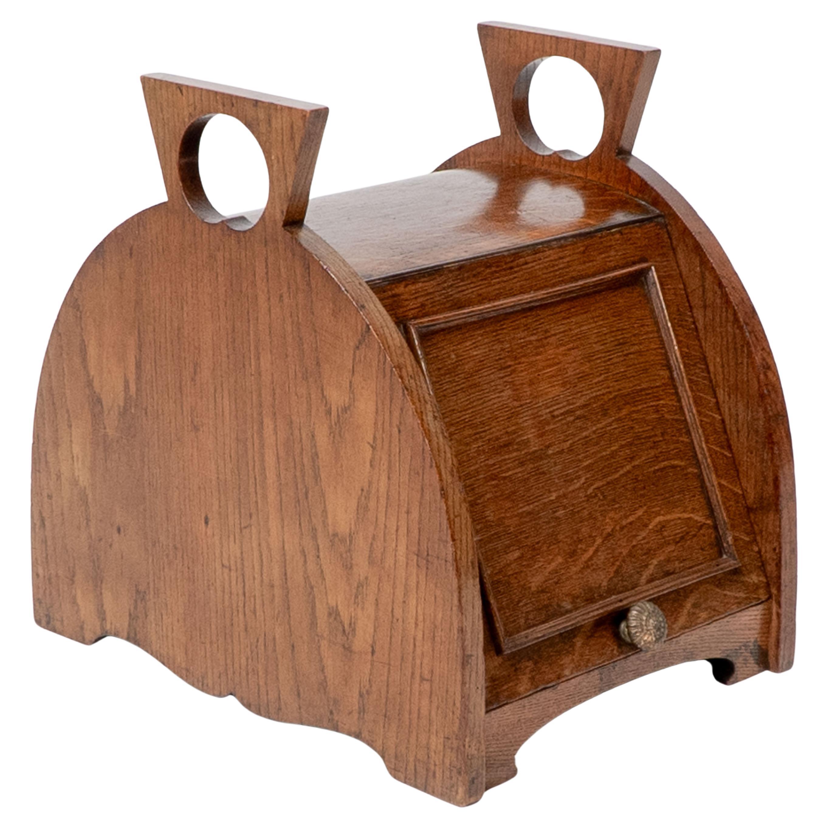 W J Neatby attri. Carbonera Arts & Crafts de roble con asas estilizadas