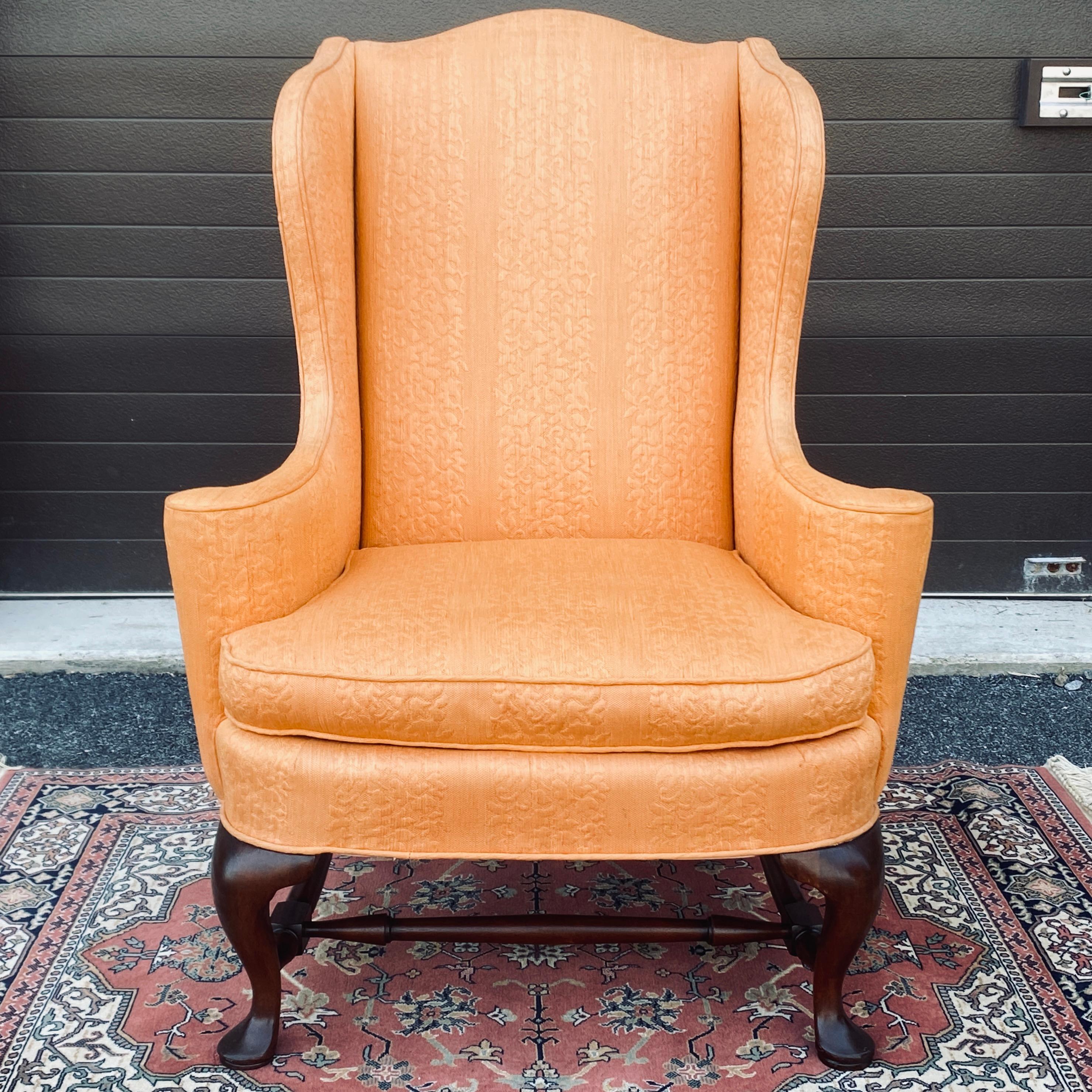 Queen Anne W. & J. Sloane, chaise Wingback en acajou jacquard orange en vente