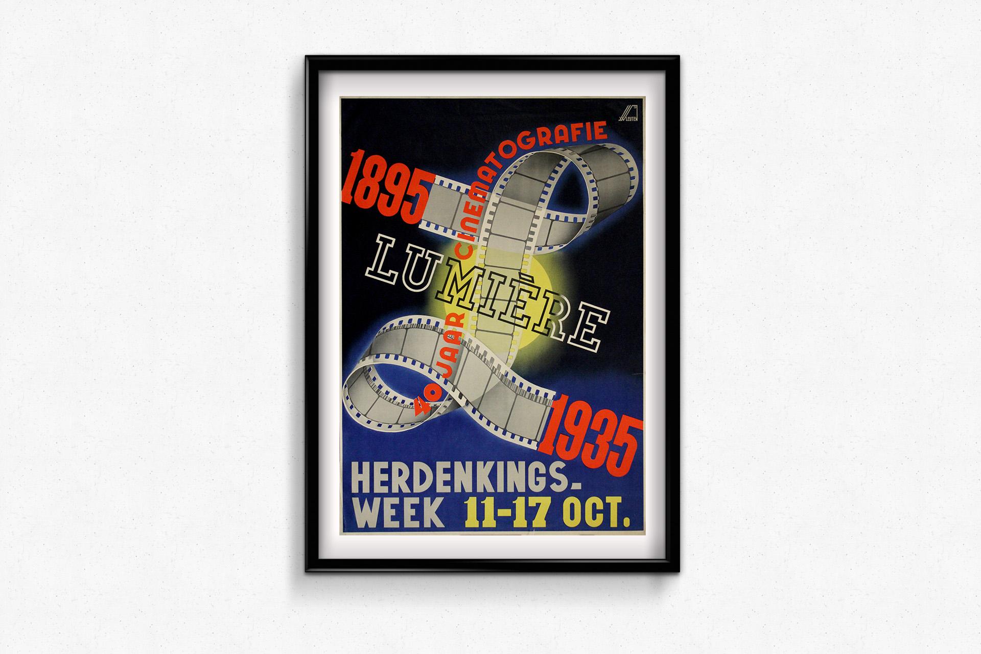 En 1935, pour commémorer les 40 ans du cinématographe (1895-1935), l'artiste W. Leuten a conçu cette étonnante affiche de style Art déco pour un événement spécial organisé à l'occasion de l'anniversaire de Lumière. Cet hommage visuel illustre