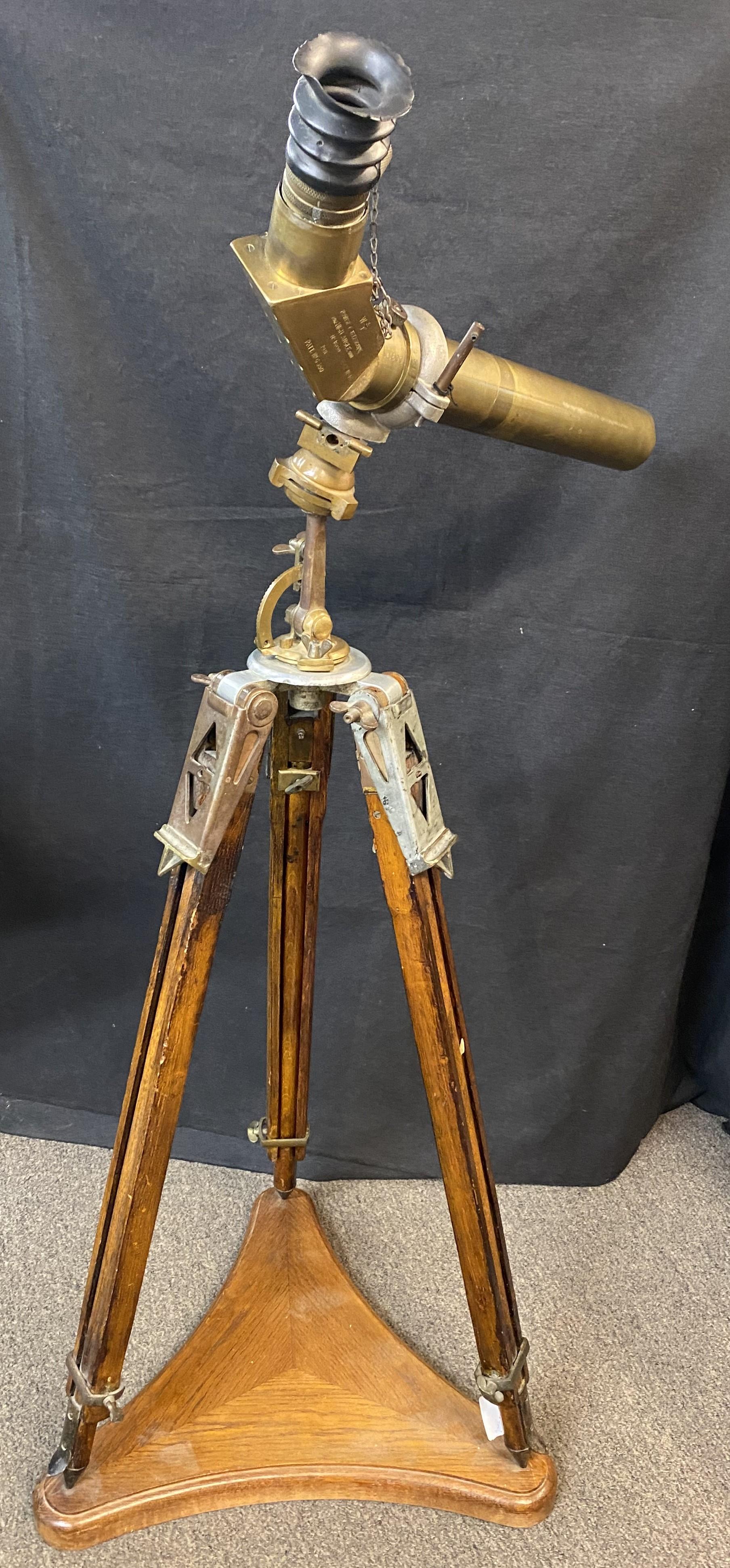 Sculpté à la main W. Ottway & Co Ltd Brass Power 7 Telescope on Wooden Tripod Stand en vente