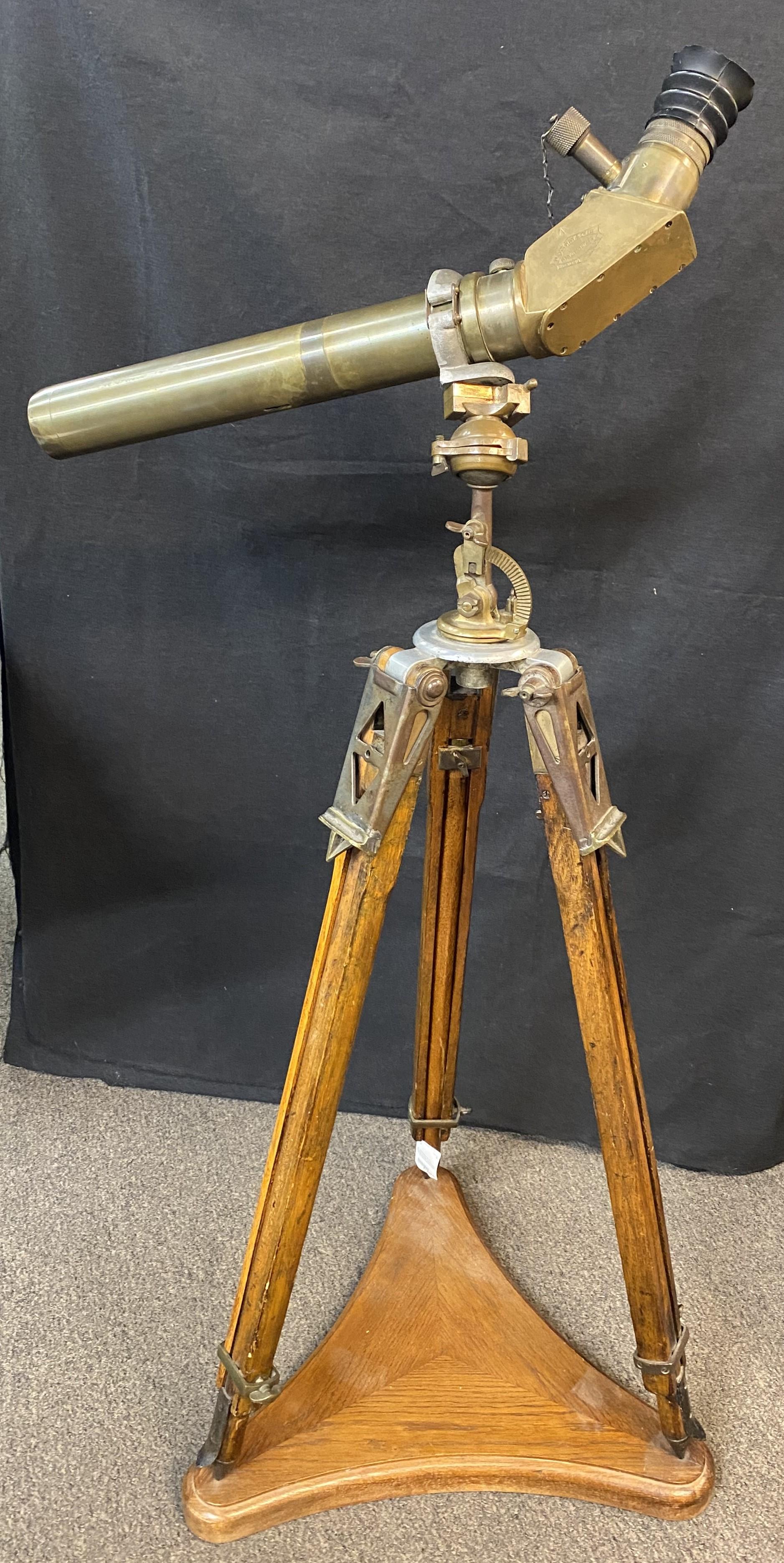 W. Ottway & Co Ltd Brass Power 7 Telescope on Wooden Tripod Stand Bon état - En vente à Milford, NH