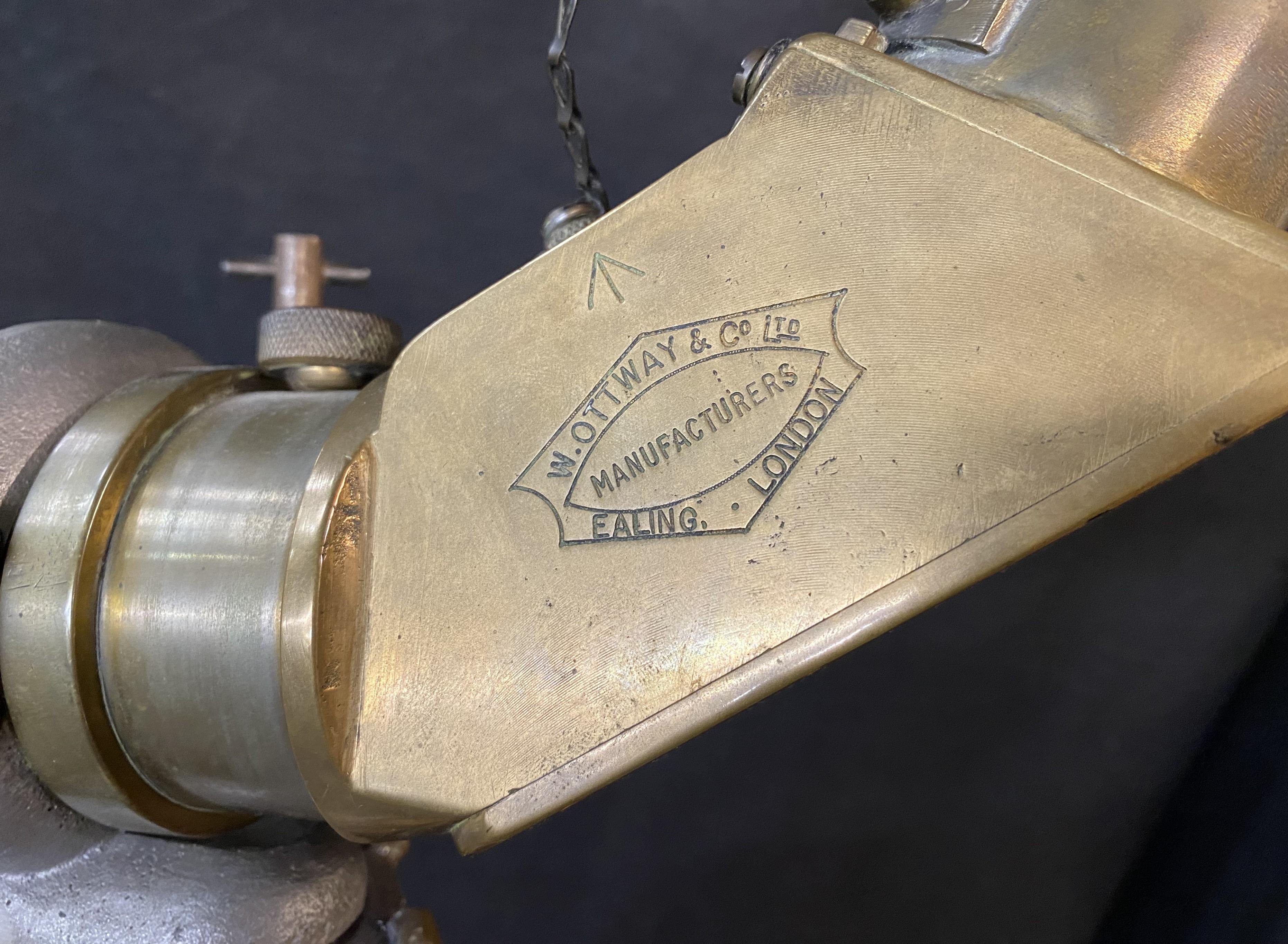20ième siècle W. Ottway & Co Ltd Brass Power 7 Telescope on Wooden Tripod Stand en vente