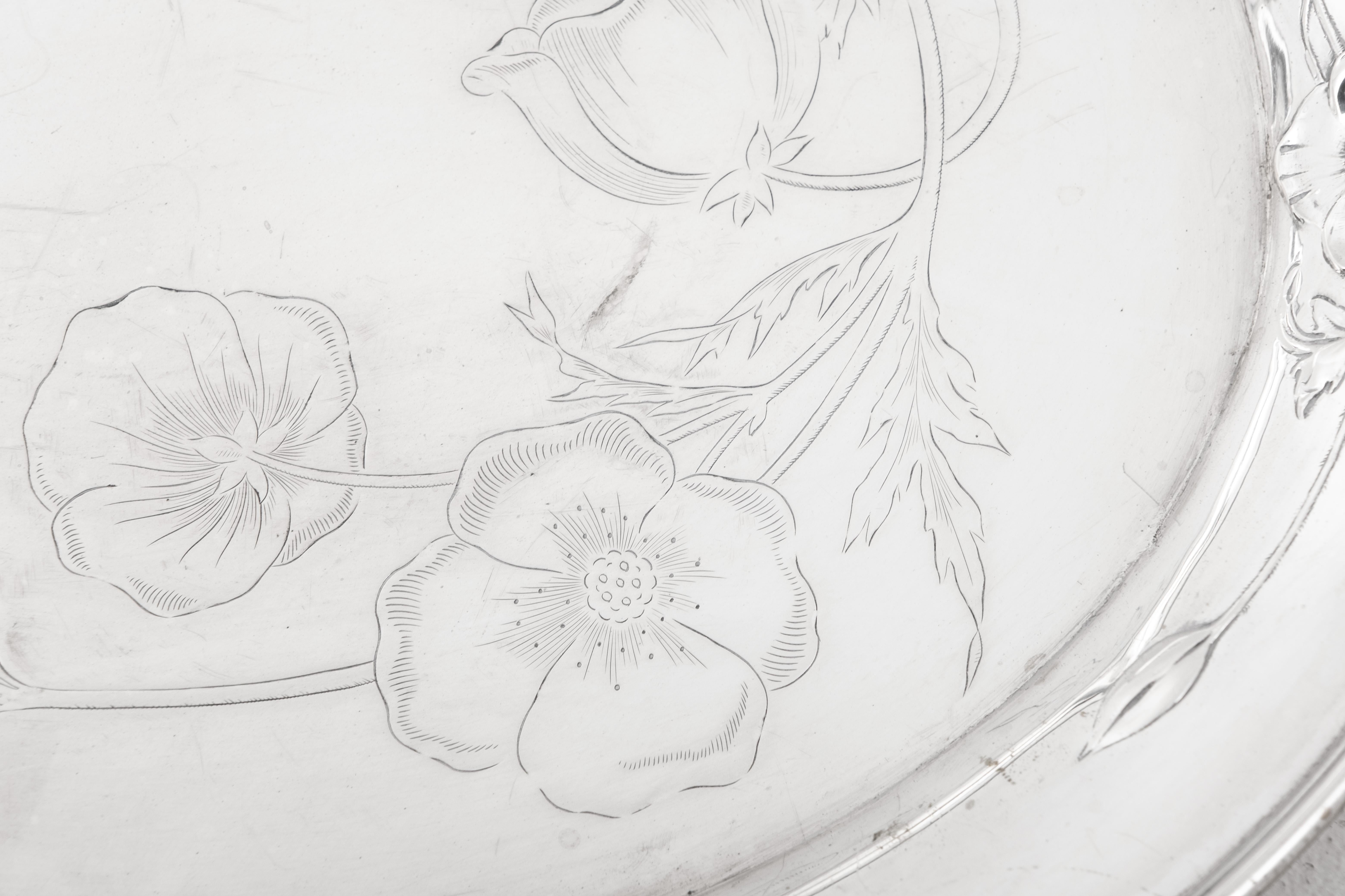 Francese W. Importante vassoio in argento 800 art nouveau di Stüttgen con decorazione di papaveri in vendita